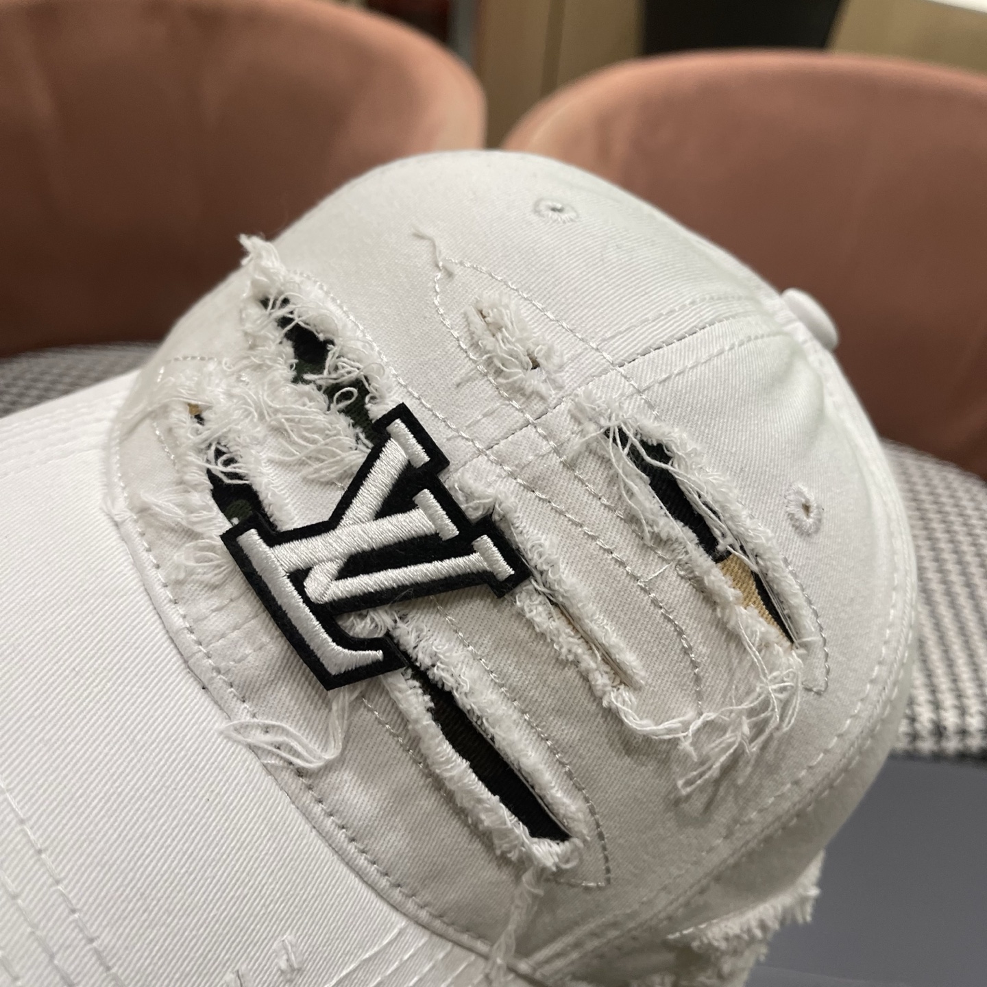 LV路易威登新款🆕破洞棒球帽旅游带它出去美美哒❕ 中古款哟.这种帽子不容易撞款 😬 现货