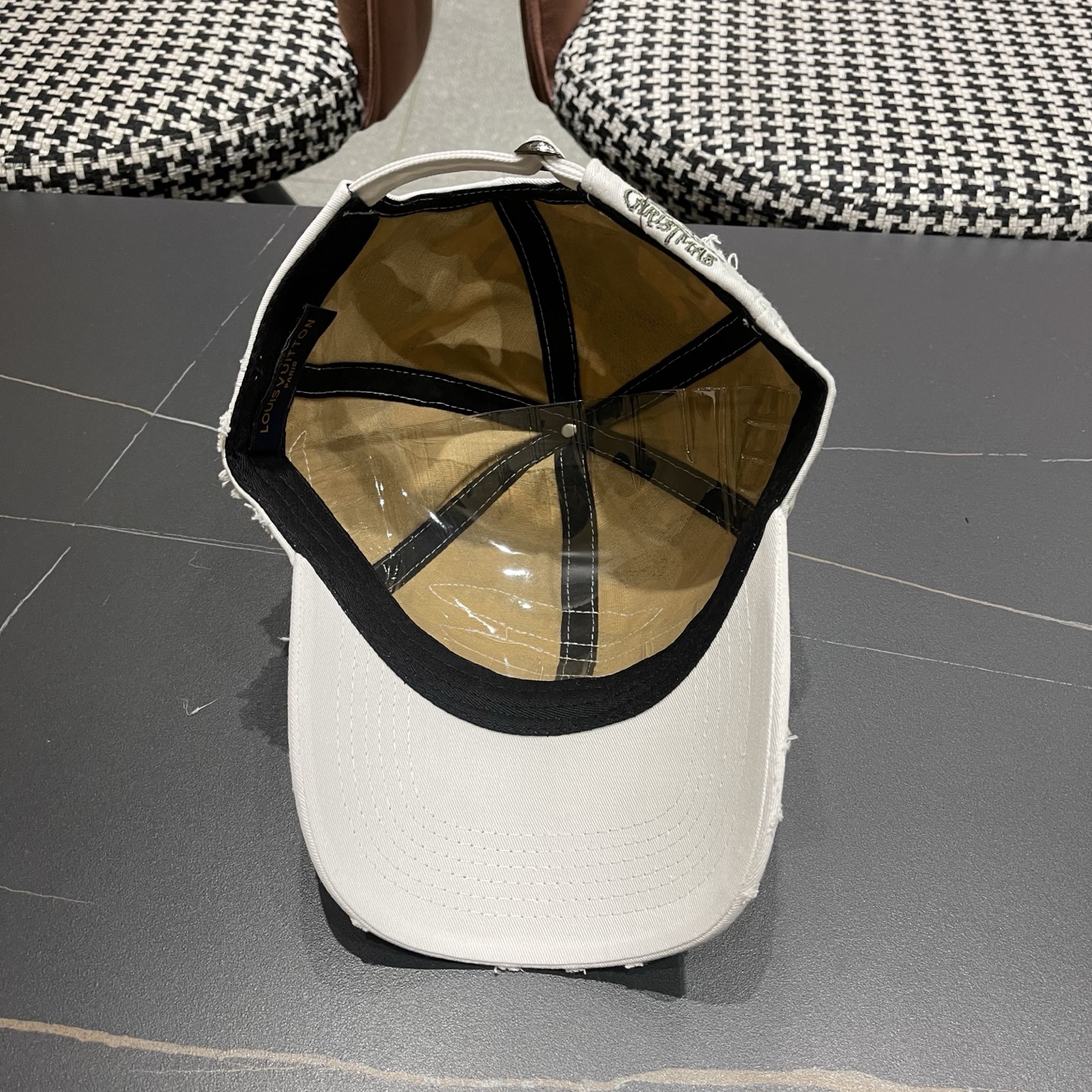 LV路易威登新款🆕破洞棒球帽旅游带它出去美美哒❕ 中古款哟.这种帽子不容易撞款 😬 现货