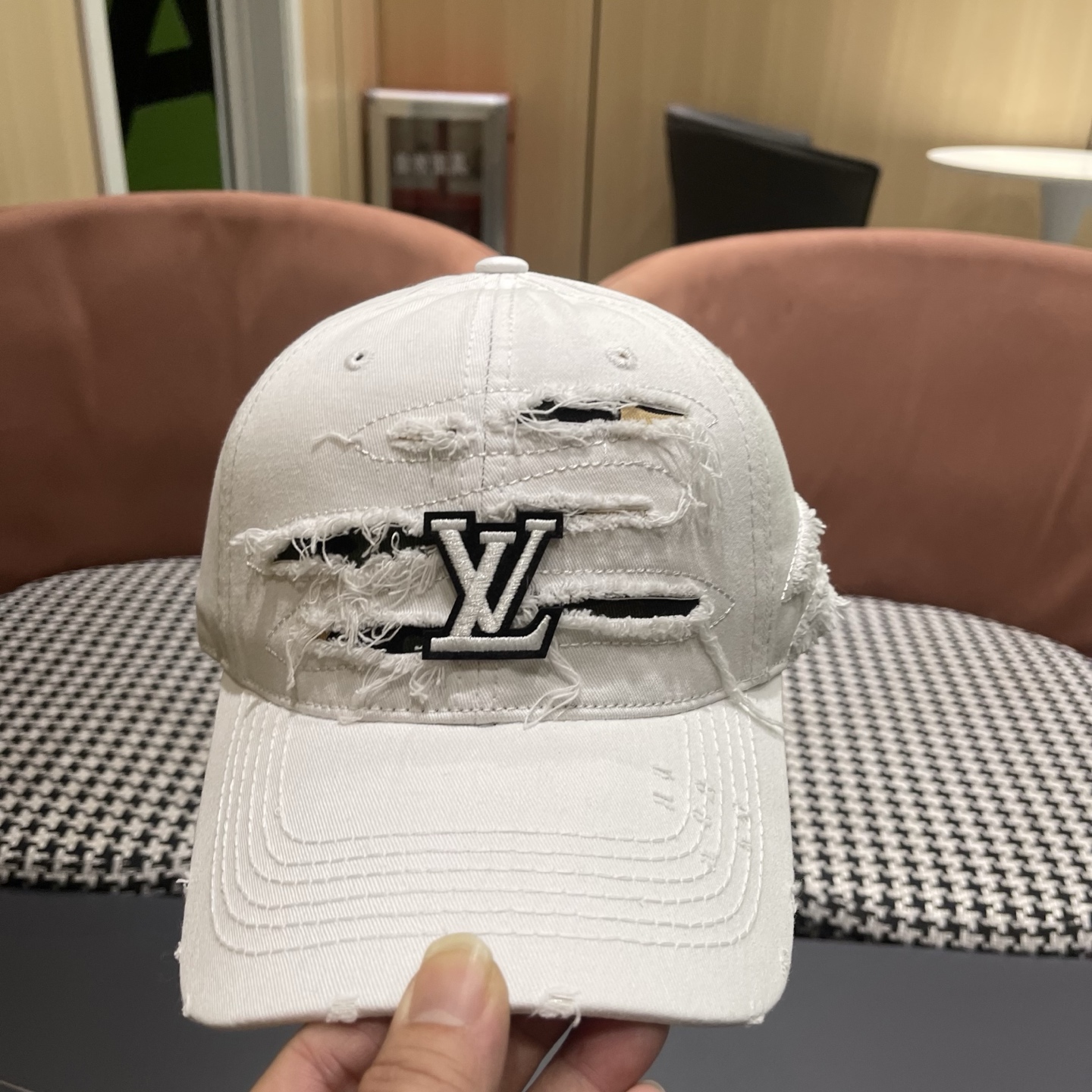 LV路易威登新款🆕破洞棒球帽旅游带它出去美美哒❕ 中古款哟.这种帽子不容易撞款 😬 现货