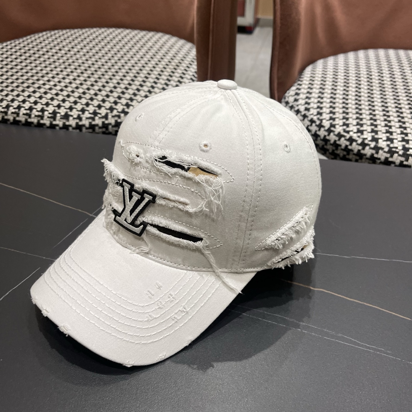 LV路易威登新款🆕破洞棒球帽旅游带它出去美美哒❕ 中古款哟.这种帽子不容易撞款 😬 现货