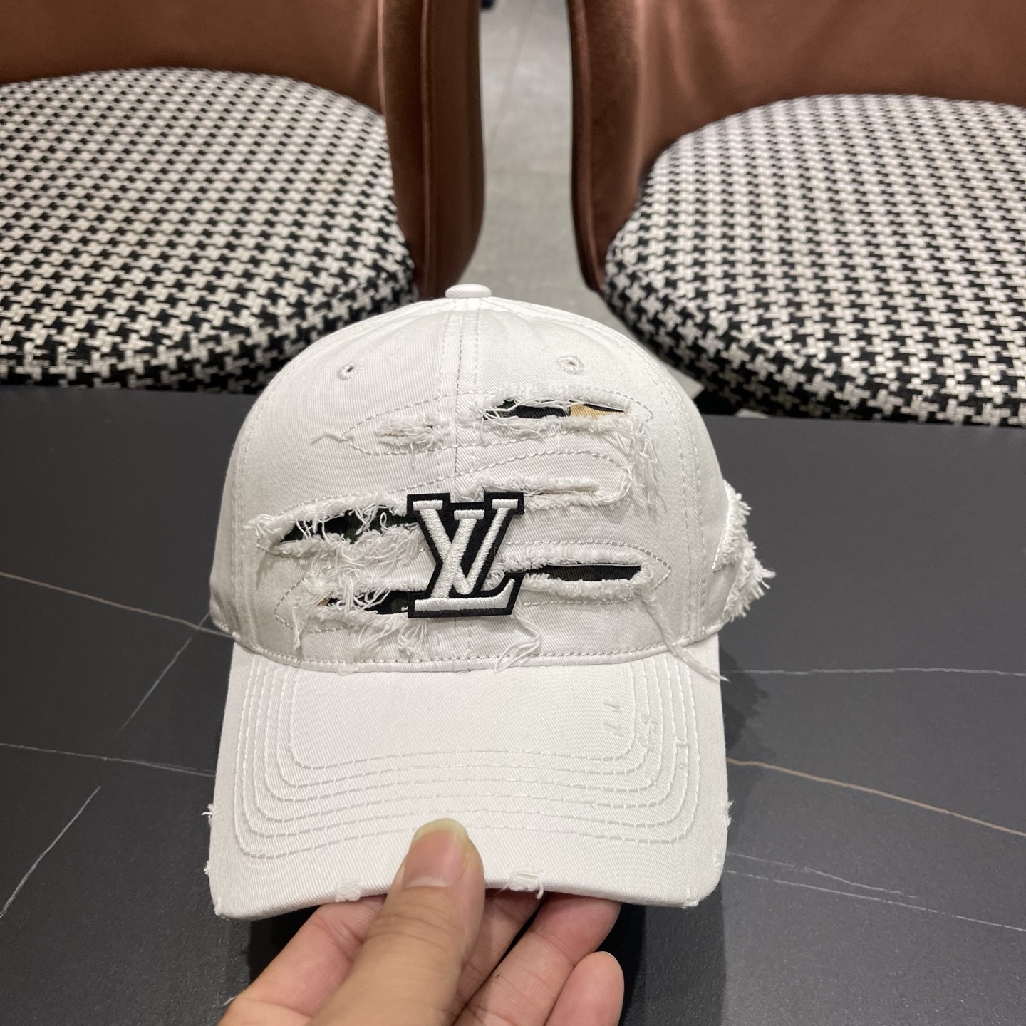 LV路易威登新款🆕破洞棒球帽旅游带它出去美美哒❕ 中古款哟.这种帽子不容易撞款 😬 现货