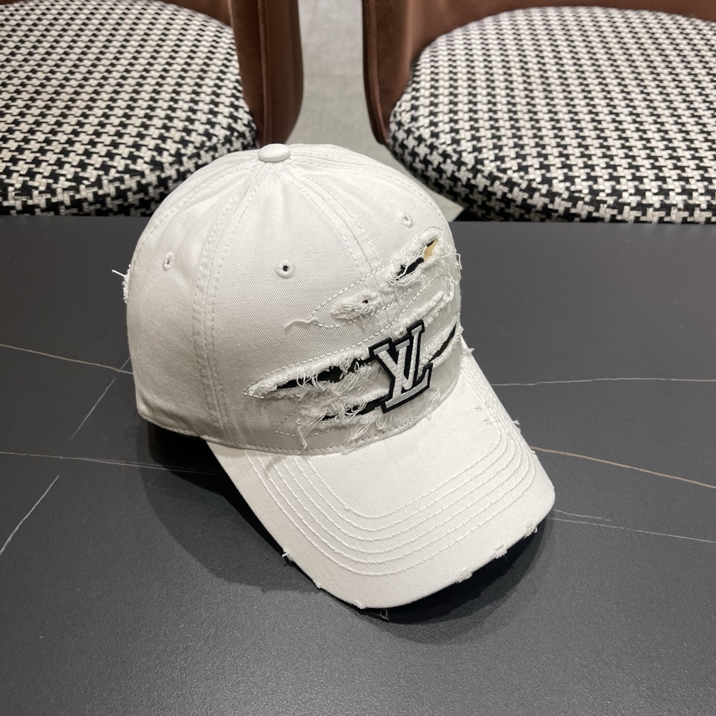 LV路易威登新款🆕破洞棒球帽旅游带它出去美美哒❕ 中古款哟.这种帽子不容易撞款 😬 现货