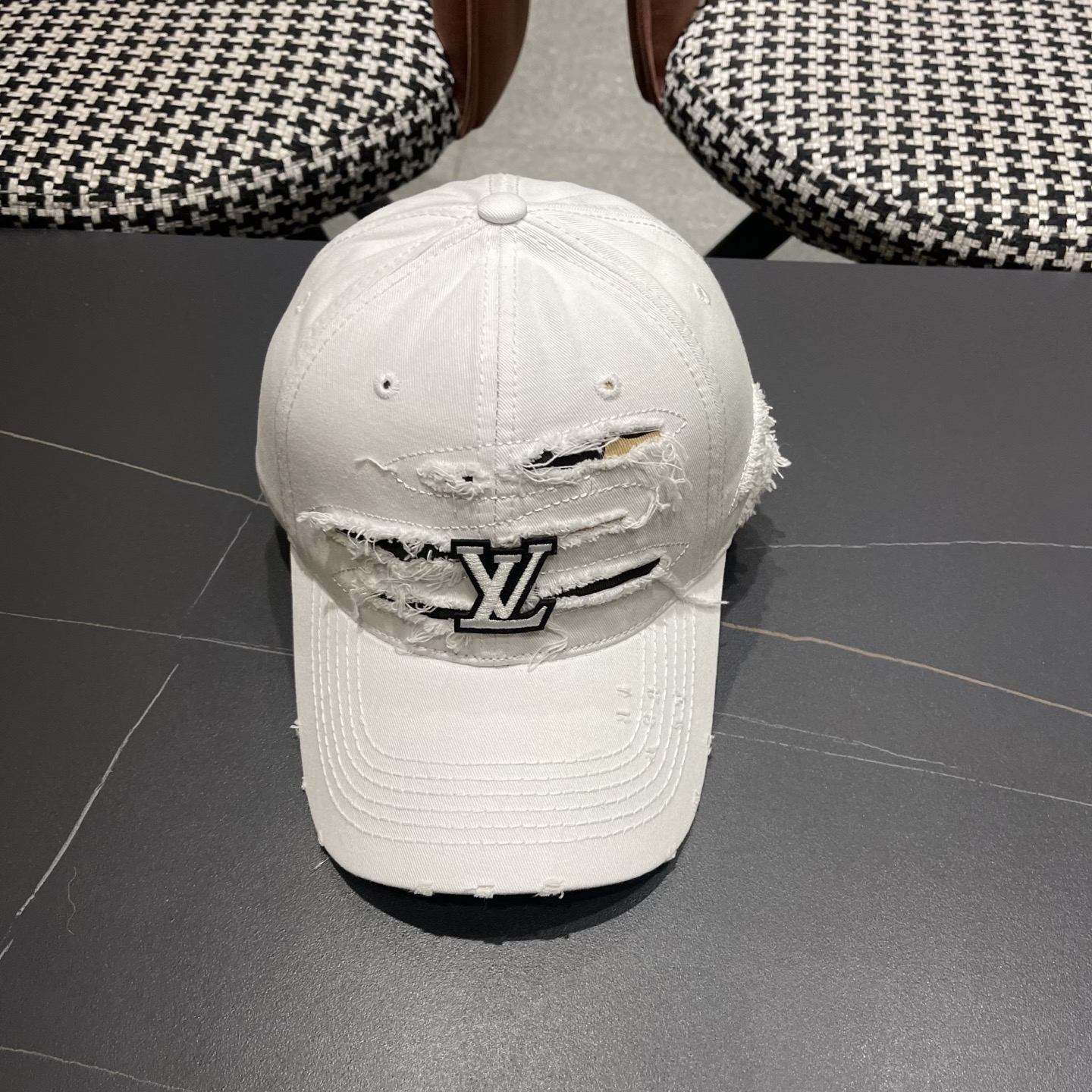 LV路易威登新款🆕破洞棒球帽旅游带它出去美美哒❕ 中古款哟.这种帽子不容易撞款 😬 现货