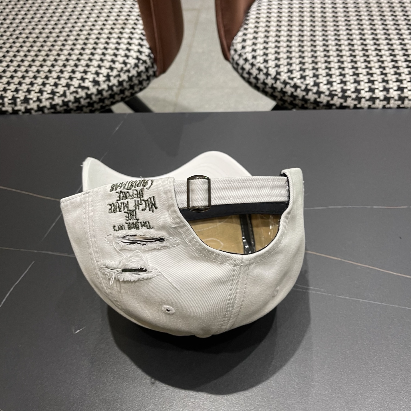 LV路易威登新款🆕破洞棒球帽旅游带它出去美美哒❕ 中古款哟.这种帽子不容易撞款 😬 现货