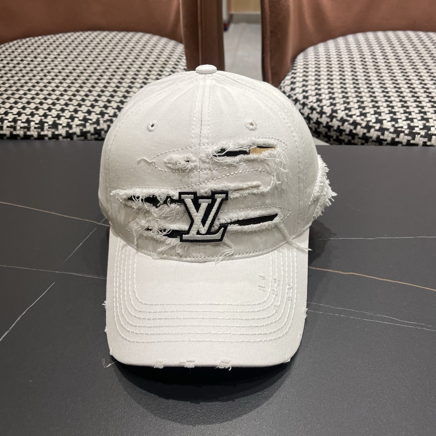 LV路易威登新款🆕破洞棒球帽旅游带它出去美美哒❕ 中古款哟.这种帽子不容易撞款 😬 现货