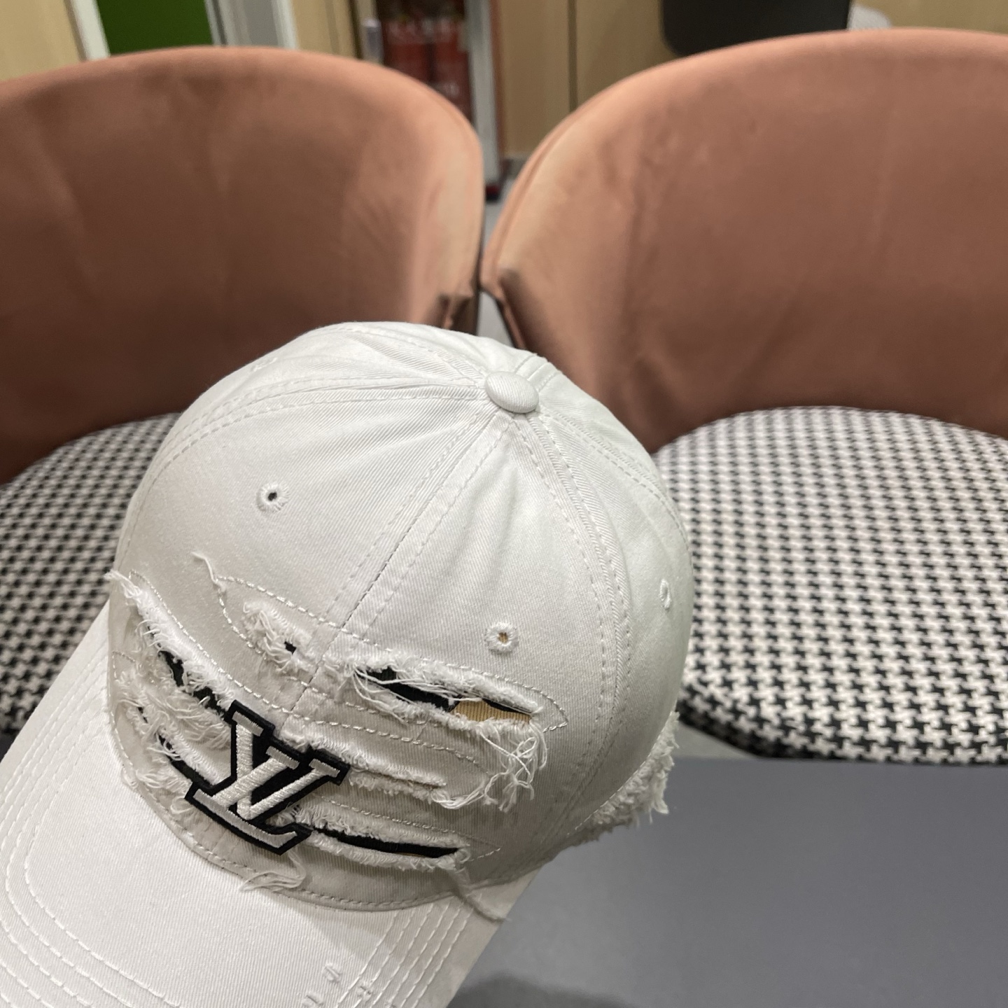 LV路易威登新款🆕破洞棒球帽旅游带它出去美美哒❕ 中古款哟.这种帽子不容易撞款 😬 现货