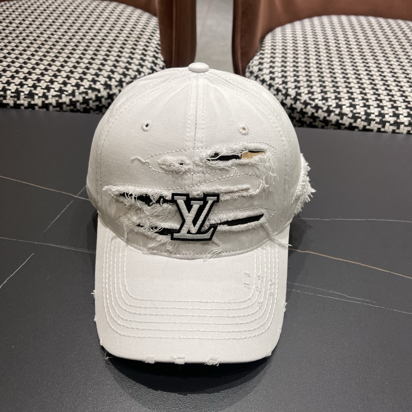 LV路易威登新款🆕破洞棒球帽旅游带它出去美美哒❕ 中古款哟.这种帽子不容易撞款 😬 现货