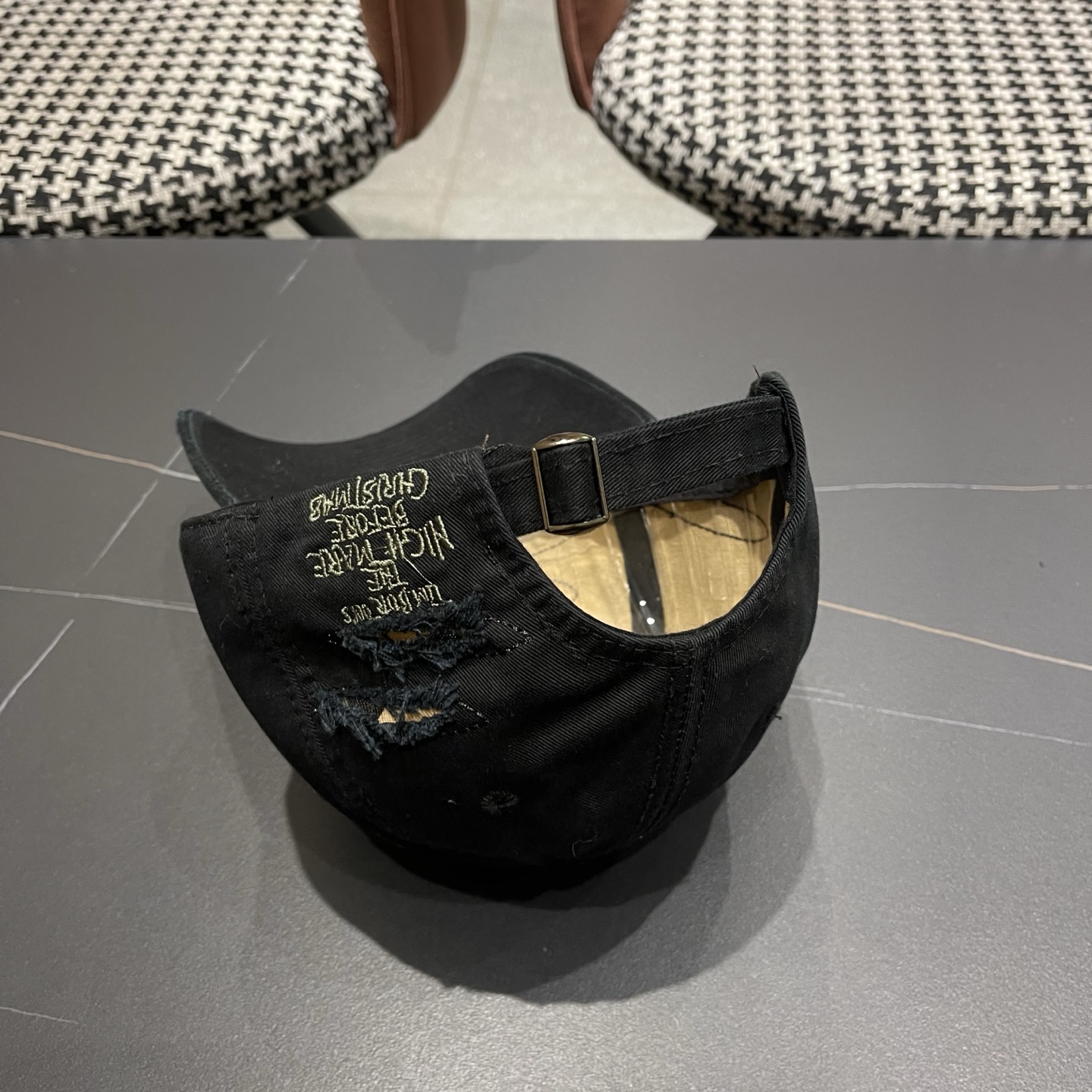 LV路易威登新款🆕破洞棒球帽旅游带它出去美美哒❕ 中古款哟.这种帽子不容易撞款 😬 现货