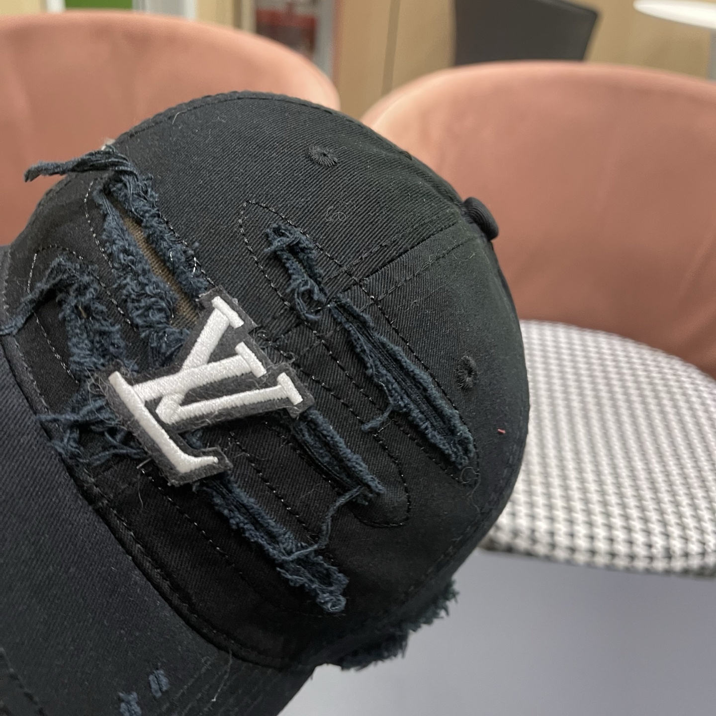 LV路易威登新款🆕破洞棒球帽旅游带它出去美美哒❕ 中古款哟.这种帽子不容易撞款 😬 现货