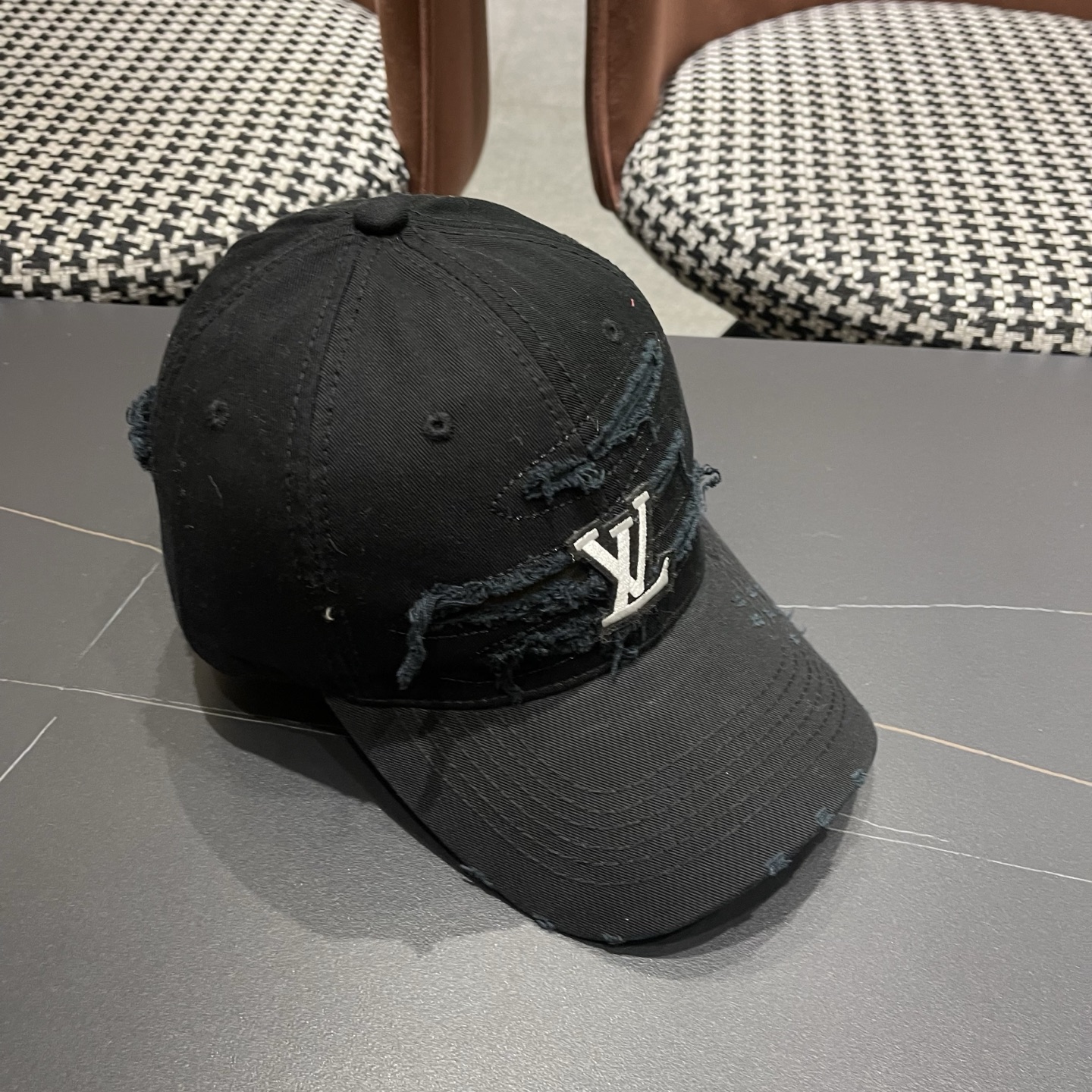 LV路易威登新款🆕破洞棒球帽旅游带它出去美美哒❕ 中古款哟.这种帽子不容易撞款 😬 现货