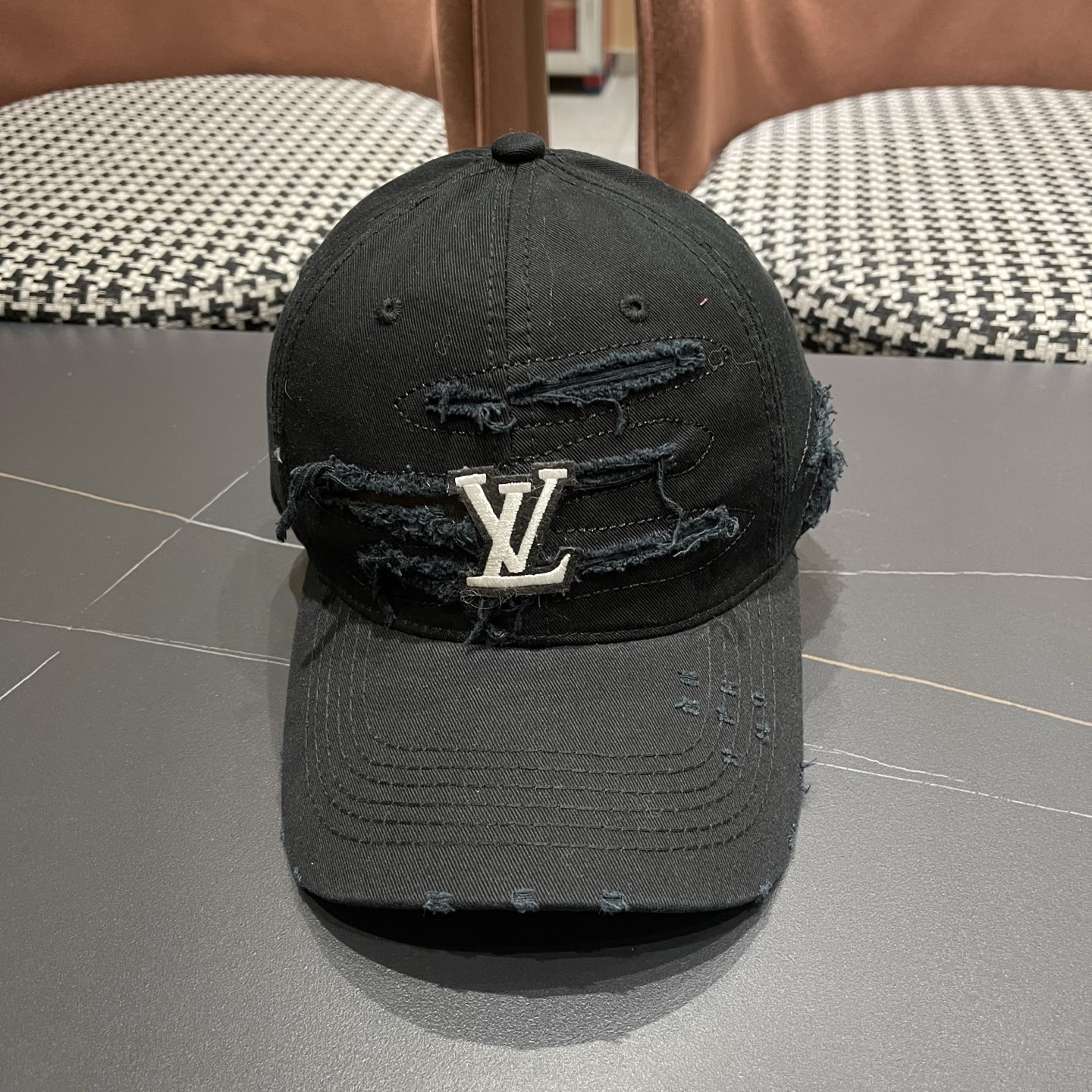 LV路易威登新款🆕破洞棒球帽旅游带它出去美美哒❕ 中古款哟.这种帽子不容易撞款 😬 现货