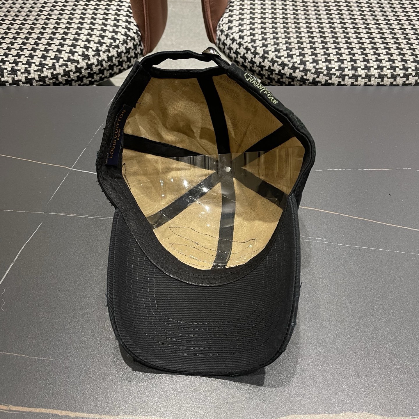 LV路易威登新款🆕破洞棒球帽旅游带它出去美美哒❕ 中古款哟.这种帽子不容易撞款 😬 现货