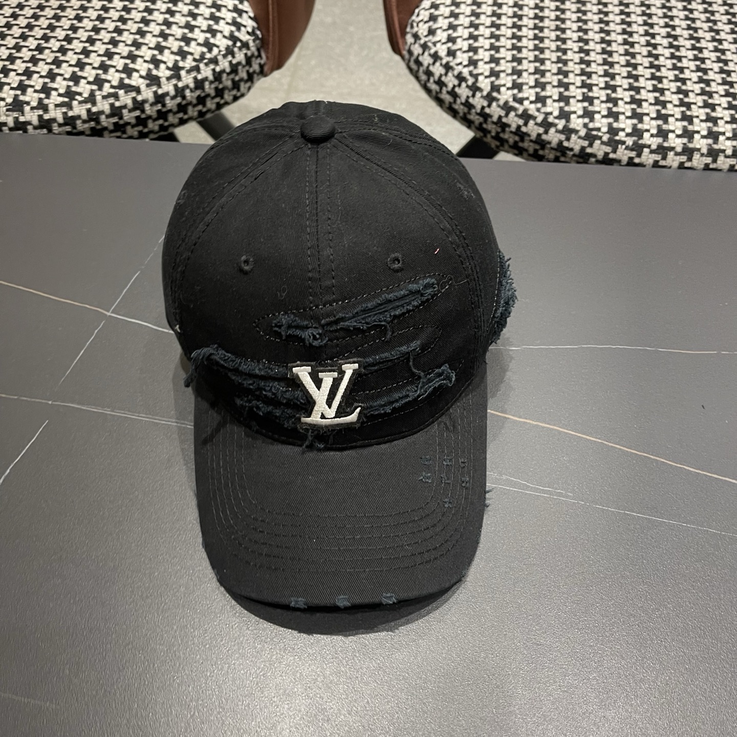 LV路易威登新款🆕破洞棒球帽旅游带它出去美美哒❕ 中古款哟.这种帽子不容易撞款 😬 现货