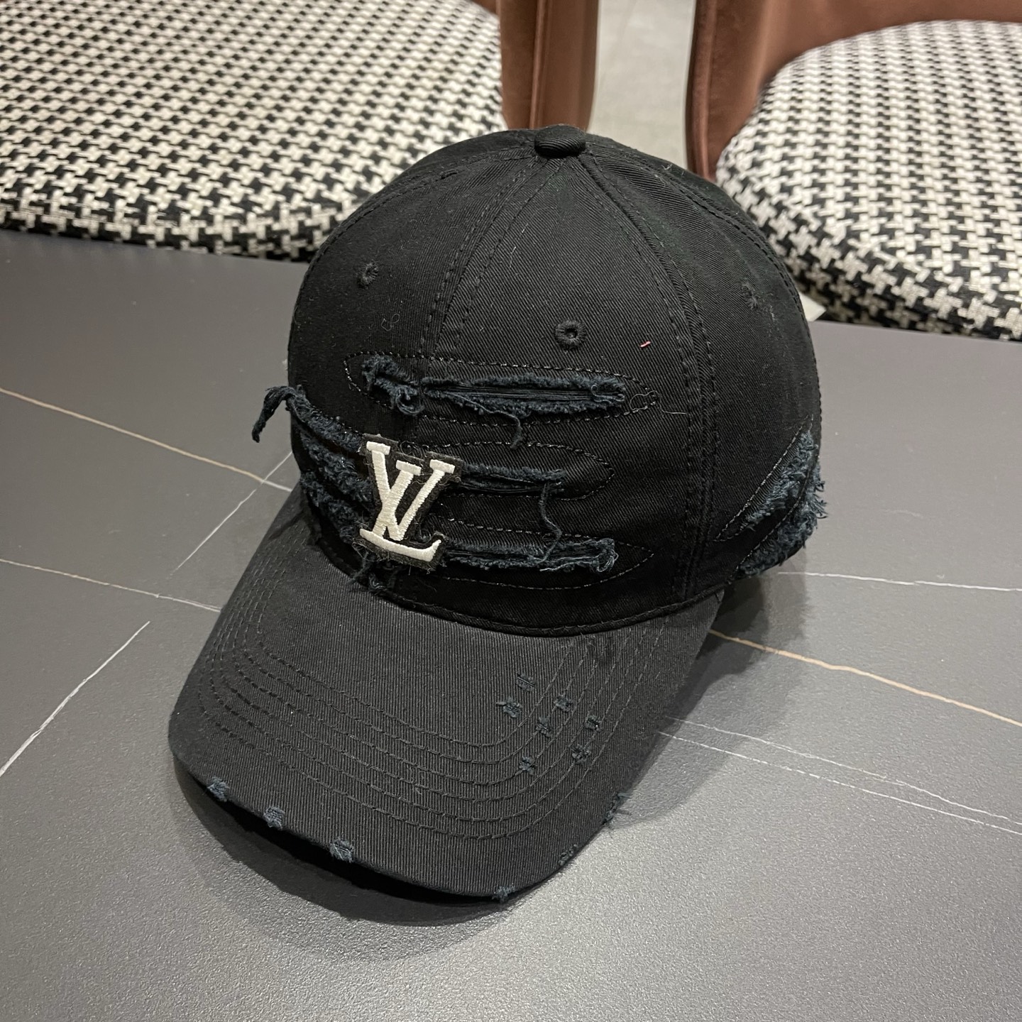 LV路易威登新款🆕破洞棒球帽旅游带它出去美美哒❕ 中古款哟.这种帽子不容易撞款 😬 现货