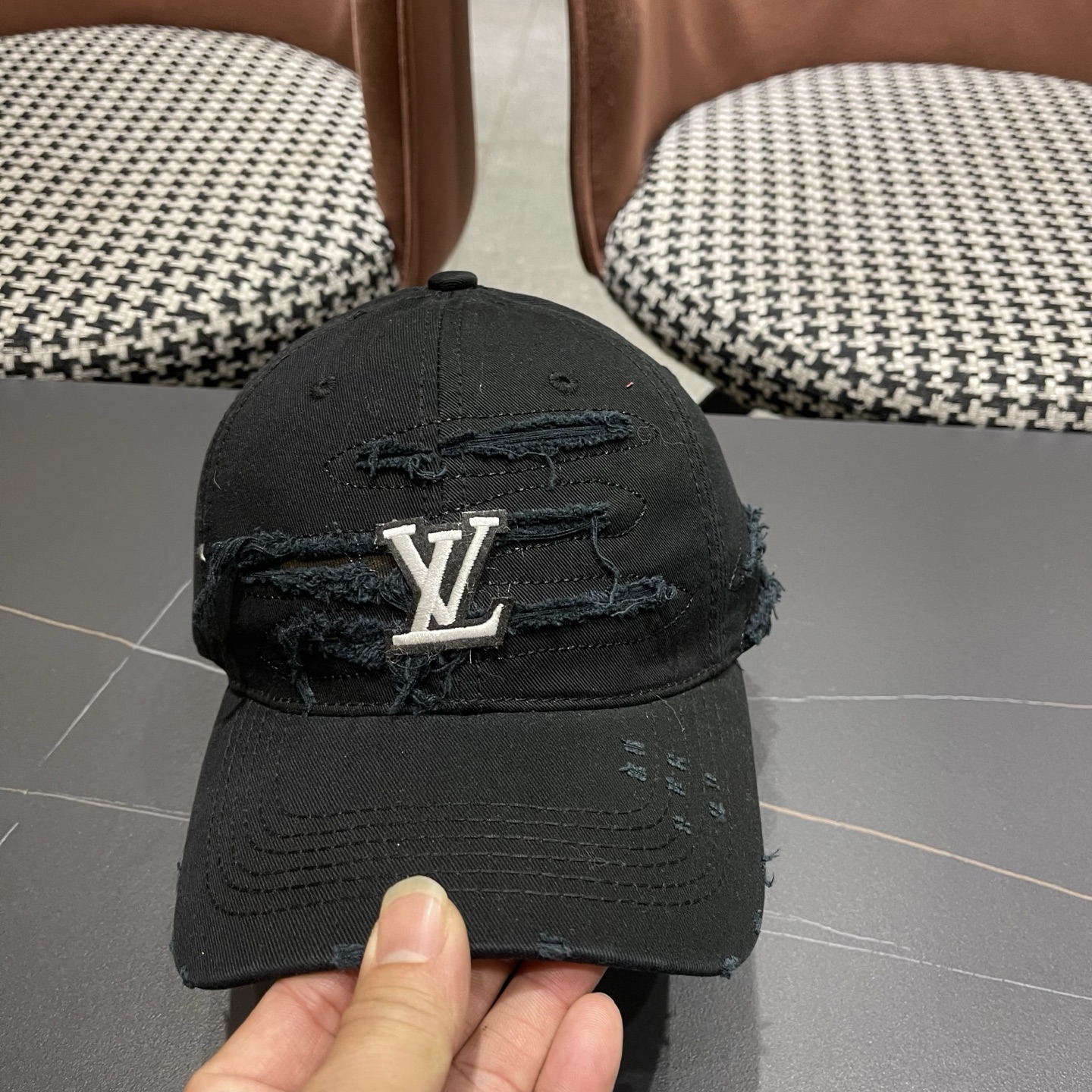 LV路易威登新款🆕破洞棒球帽旅游带它出去美美哒❕ 中古款哟.这种帽子不容易撞款 😬 现货