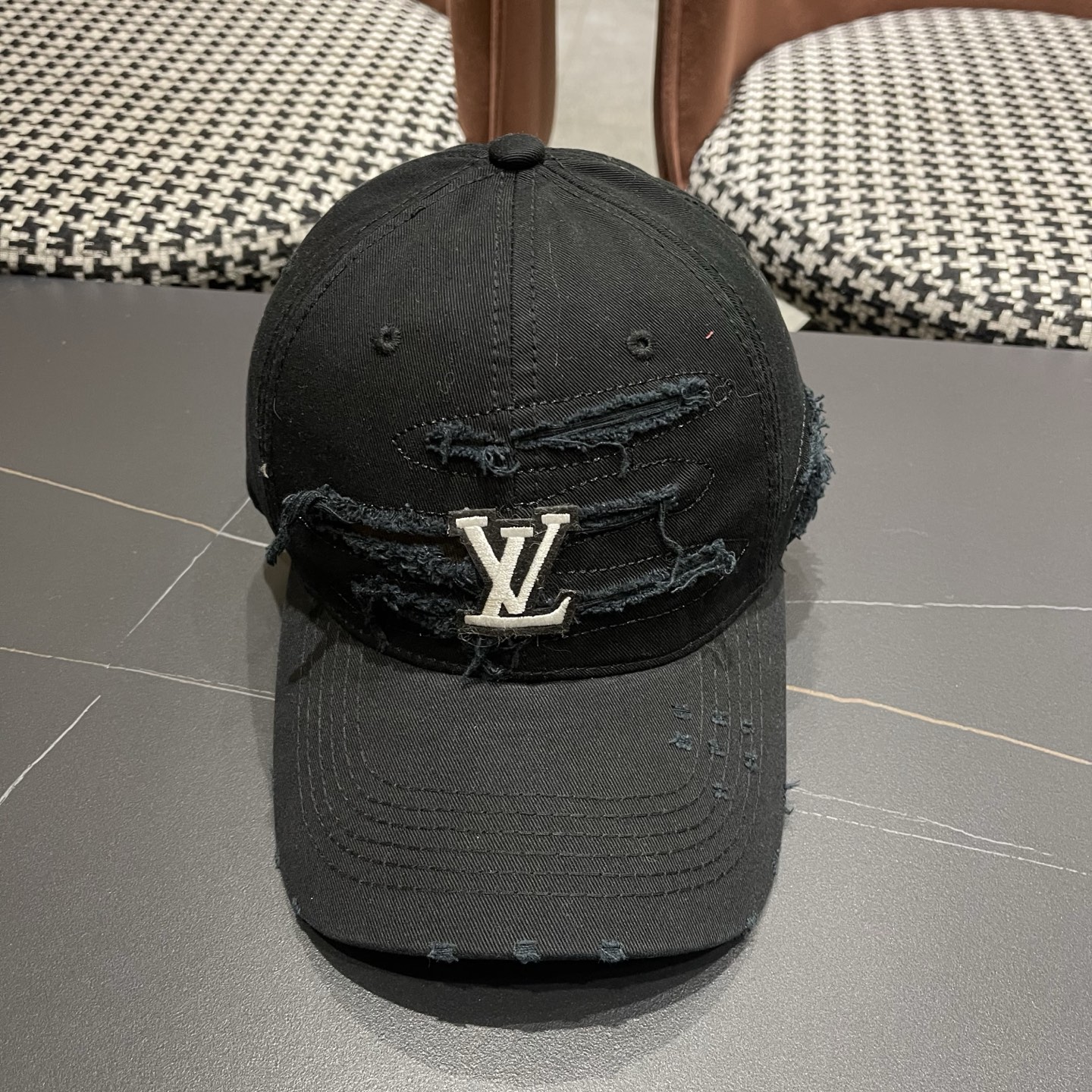 LV路易威登新款🆕破洞棒球帽旅游带它出去美美哒❕ 中古款哟.这种帽子不容易撞款 😬 现货