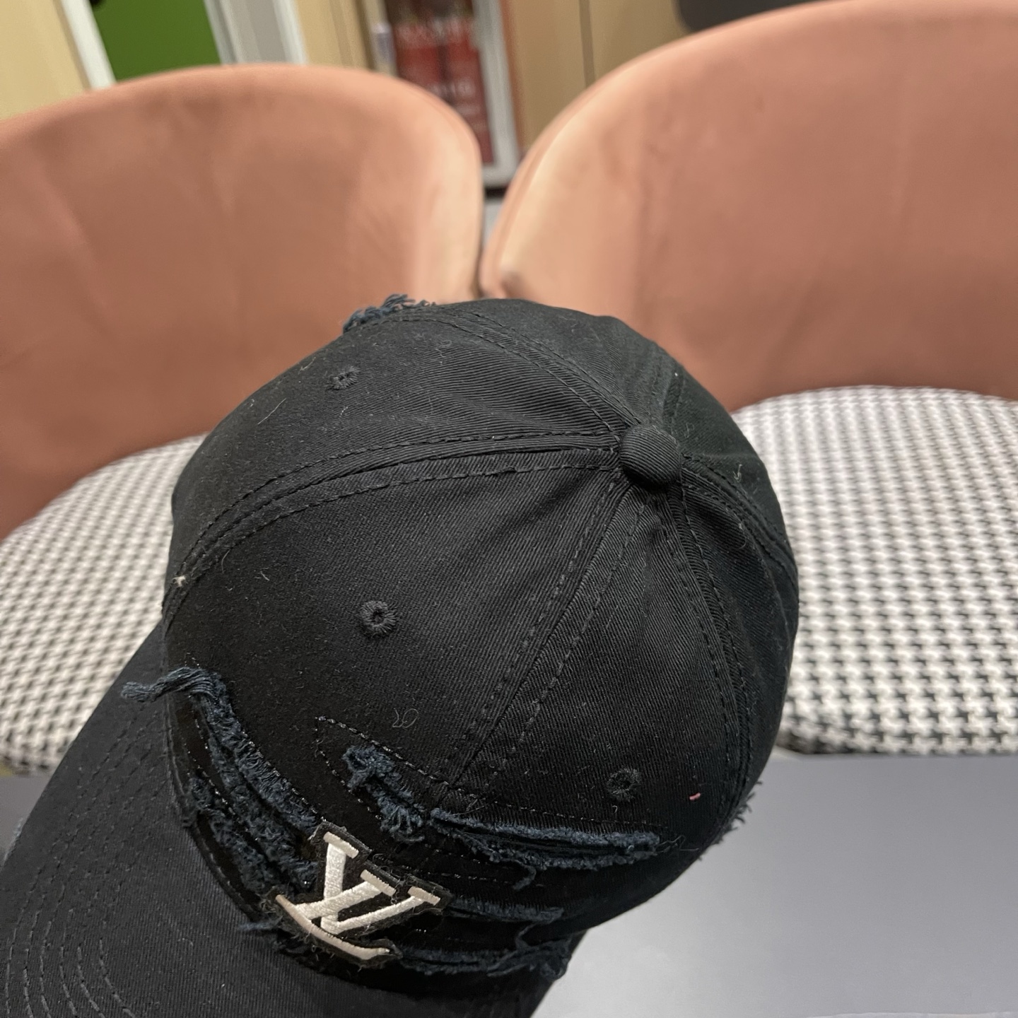 LV路易威登新款🆕破洞棒球帽旅游带它出去美美哒❕ 中古款哟.这种帽子不容易撞款 😬 现货