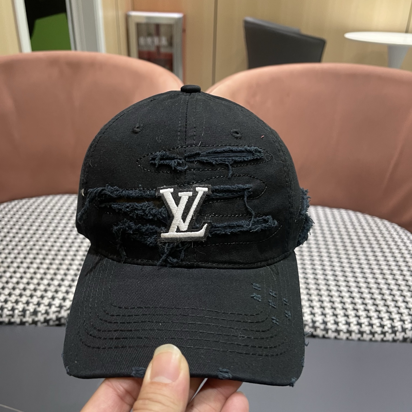 LV路易威登新款🆕破洞棒球帽旅游带它出去美美哒❕ 中古款哟.这种帽子不容易撞款 😬 现货