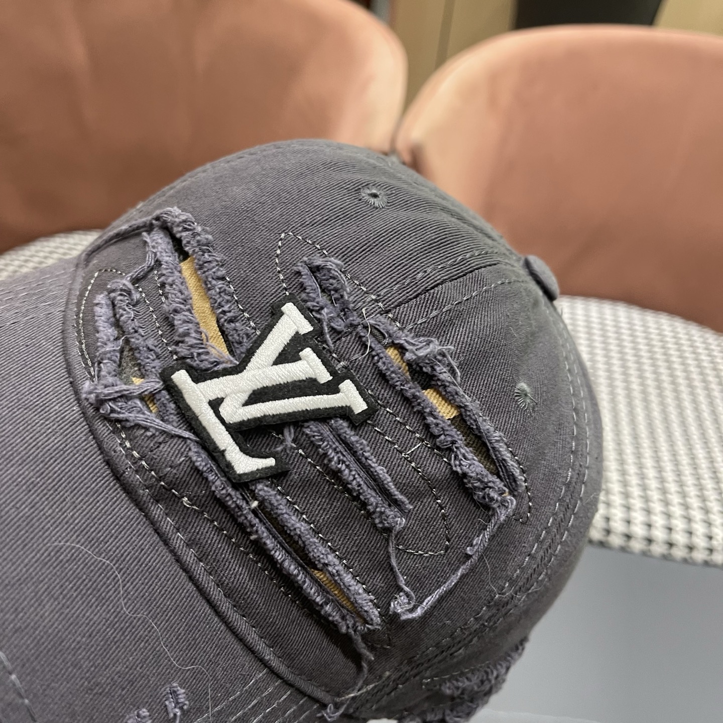 LV路易威登新款🆕破洞棒球帽旅游带它出去美美哒❕ 中古款哟.这种帽子不容易撞款 😬 现货