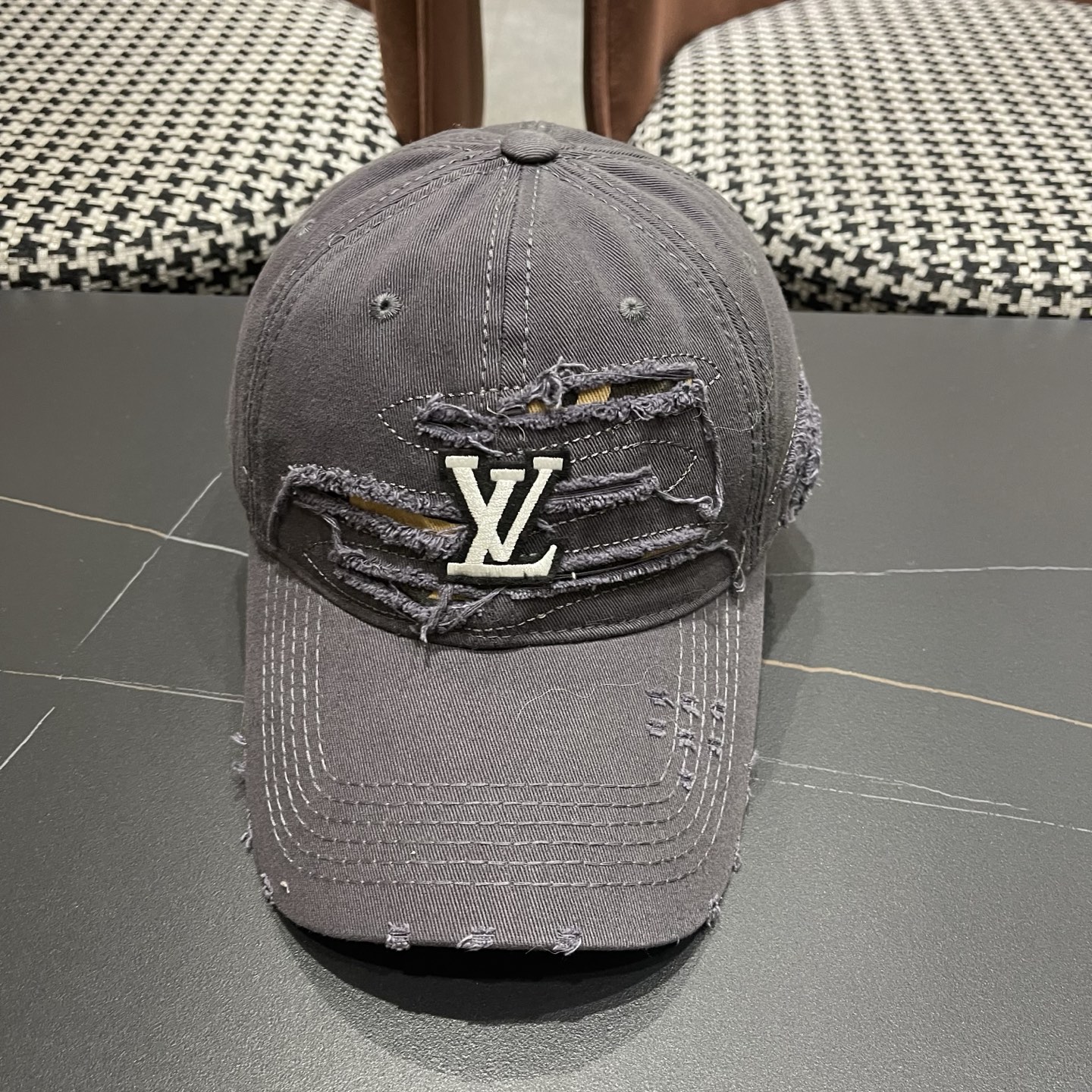 LV路易威登新款🆕破洞棒球帽旅游带它出去美美哒❕ 中古款哟.这种帽子不容易撞款 😬 现货