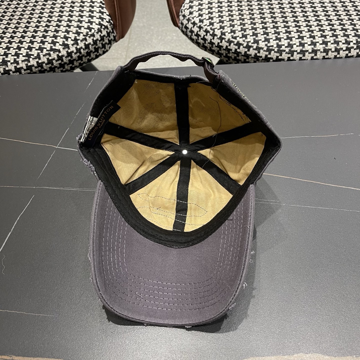 LV路易威登新款🆕破洞棒球帽旅游带它出去美美哒❕ 中古款哟.这种帽子不容易撞款 😬 现货