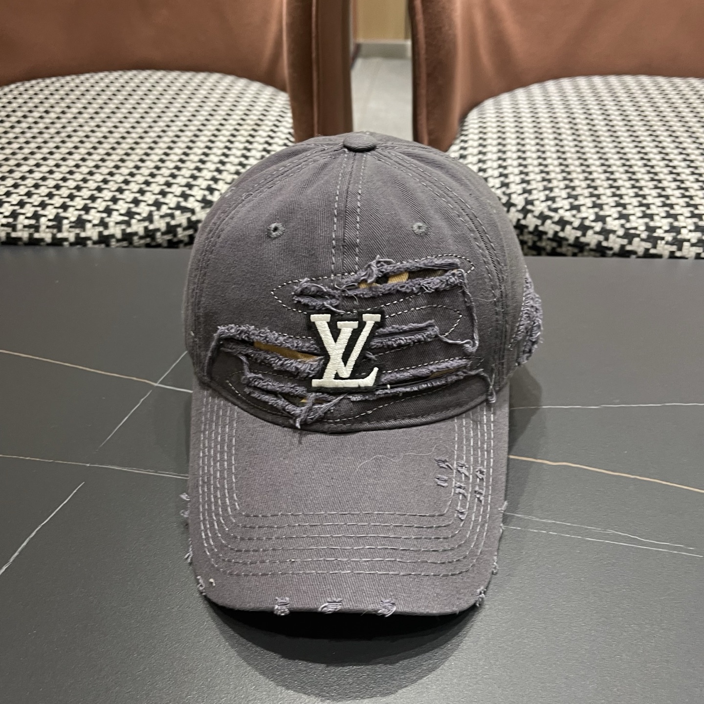 LV路易威登新款🆕破洞棒球帽旅游带它出去美美哒❕ 中古款哟.这种帽子不容易撞款 😬 现货