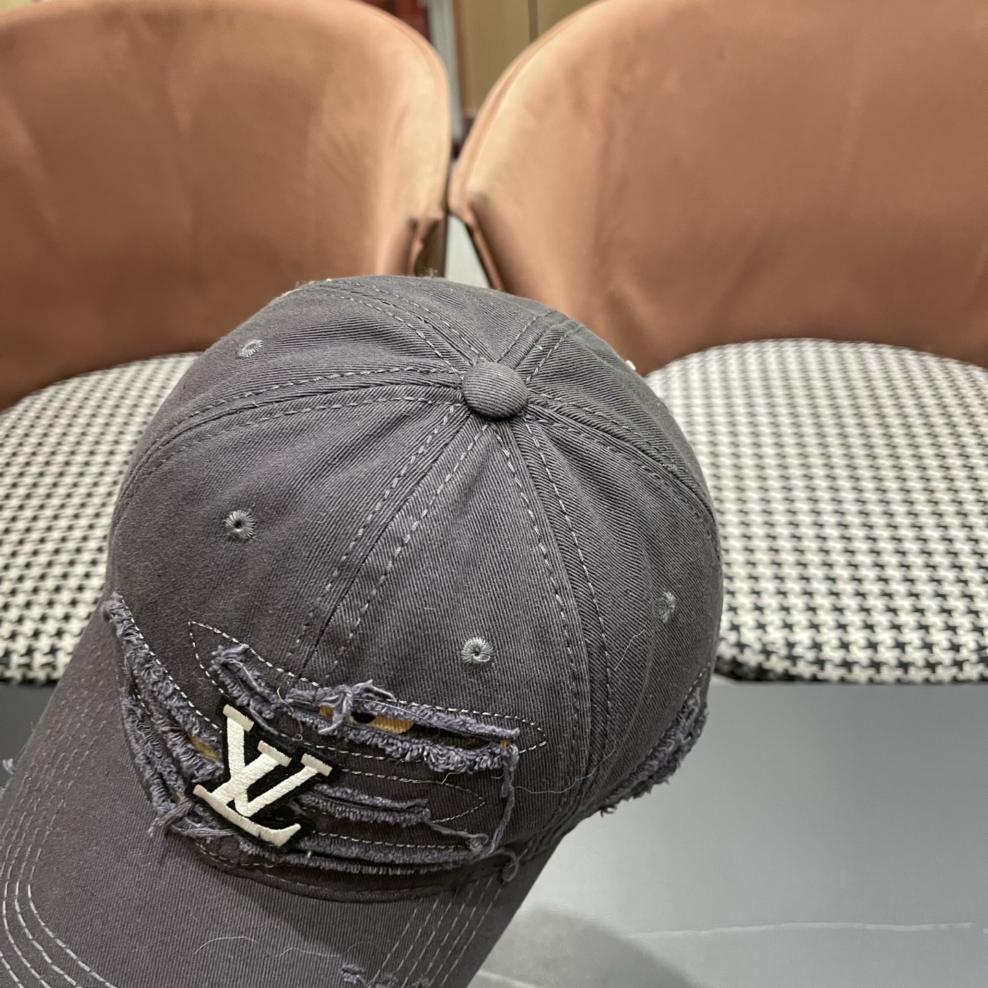 LV路易威登新款🆕破洞棒球帽旅游带它出去美美哒❕ 中古款哟.这种帽子不容易撞款 😬 现货