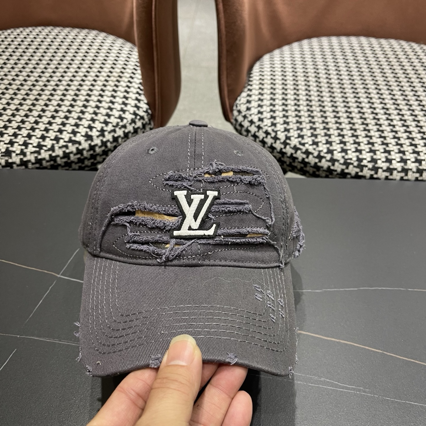 LV路易威登新款🆕破洞棒球帽旅游带它出去美美哒❕ 中古款哟.这种帽子不容易撞款 😬 现货