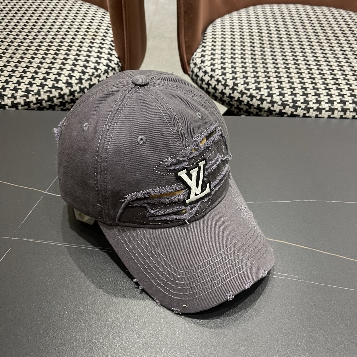 LV路易威登新款🆕破洞棒球帽旅游带它出去美美哒❕ 中古款哟.这种帽子不容易撞款 😬 现货