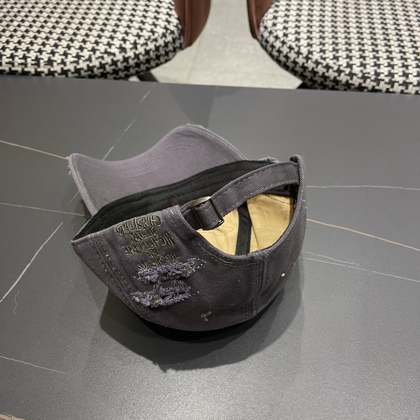 LV路易威登新款🆕破洞棒球帽旅游带它出去美美哒❕ 中古款哟.这种帽子不容易撞款 😬 现货