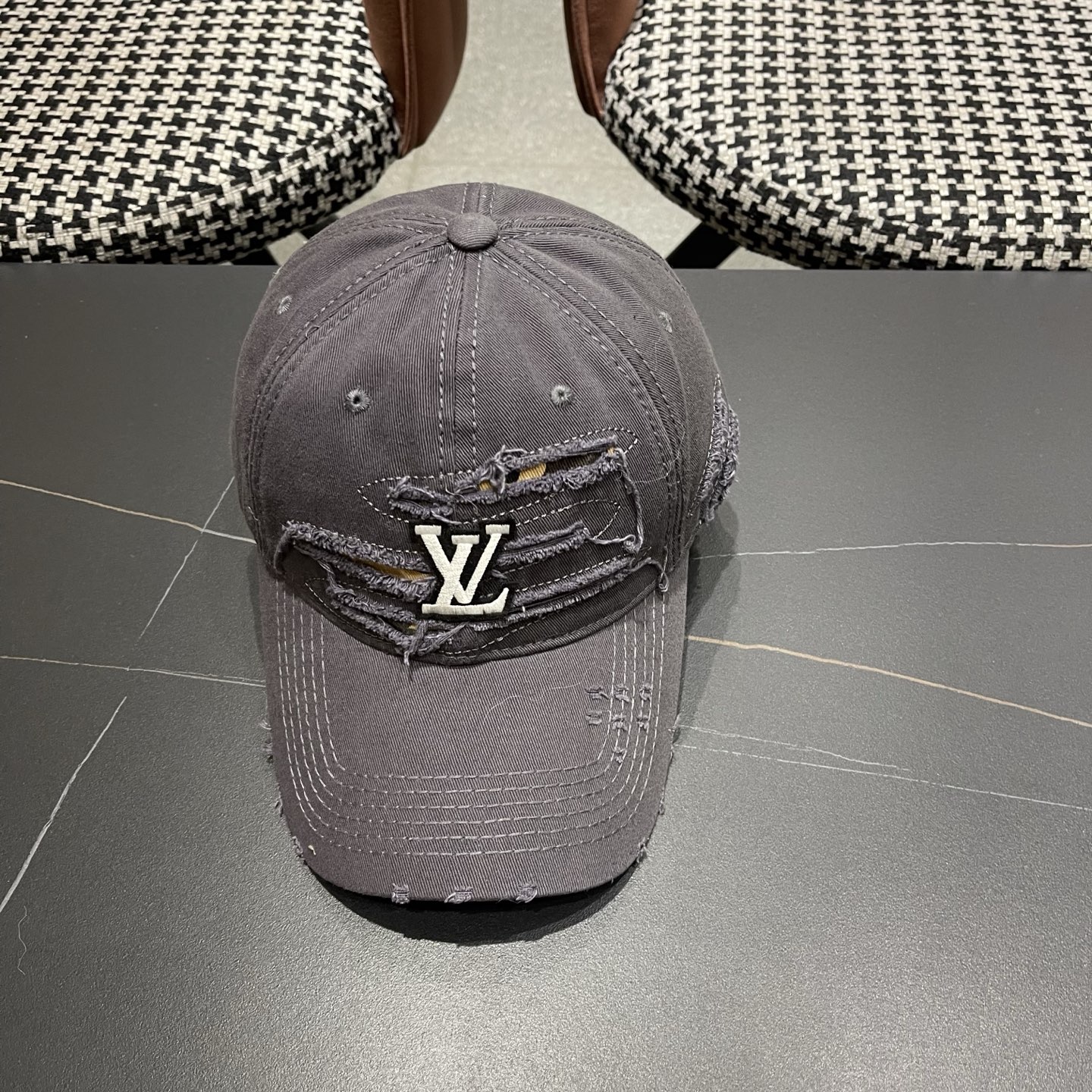 LV路易威登新款🆕破洞棒球帽旅游带它出去美美哒❕ 中古款哟.这种帽子不容易撞款 😬 现货