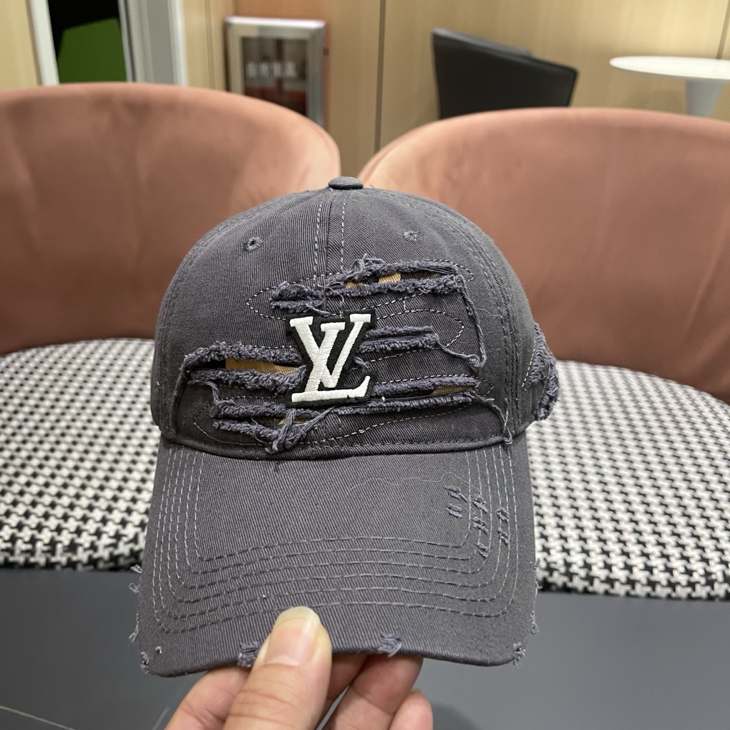 LV路易威登新款🆕破洞棒球帽旅游带它出去美美哒❕ 中古款哟.这种帽子不容易撞款 😬 现货