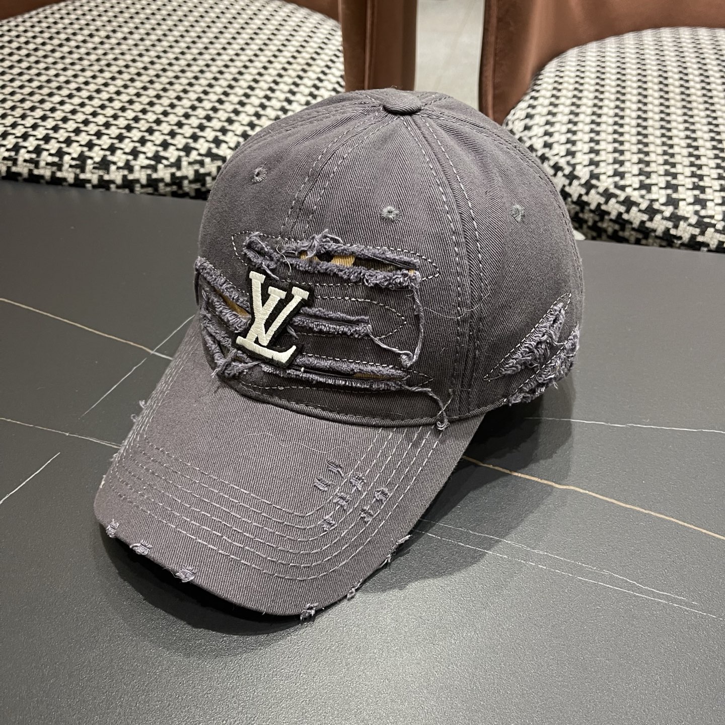 LV路易威登新款🆕破洞棒球帽旅游带它出去美美哒❕ 中古款哟.这种帽子不容易撞款 😬 现货