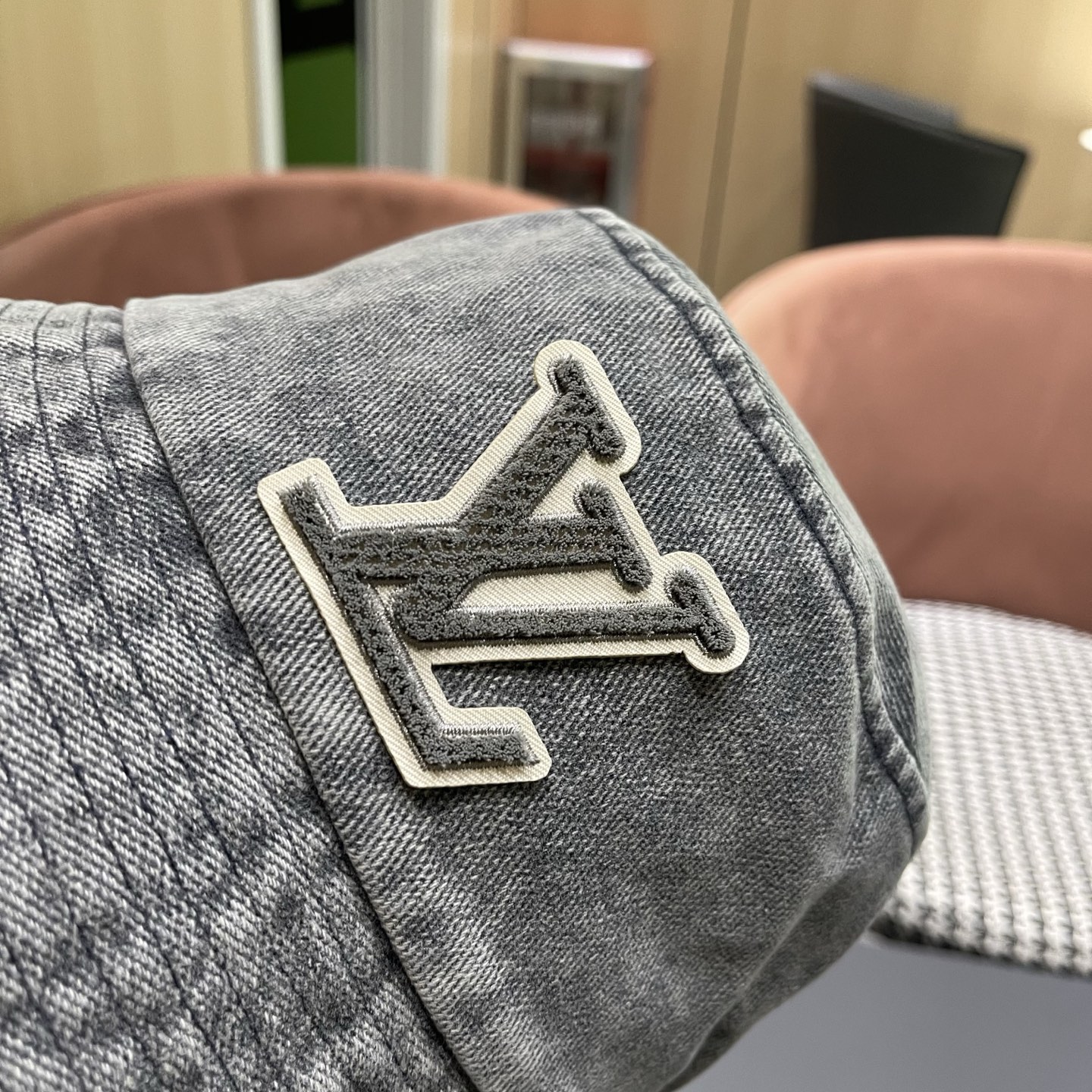 LV路易威登 新款散须软牛仔渔夫帽夏天来了，炎热的天气下，一顶好看的帽子成为了必不可少的时尚单品。这款牛