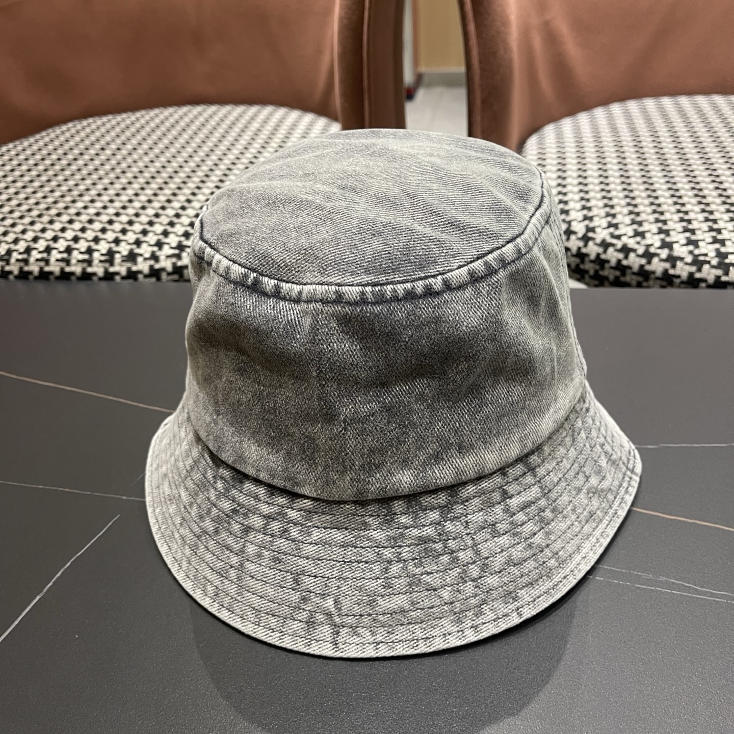 LV路易威登 新款散须软牛仔渔夫帽夏天来了，炎热的天气下，一顶好看的帽子成为了必不可少的时尚单品。这款牛