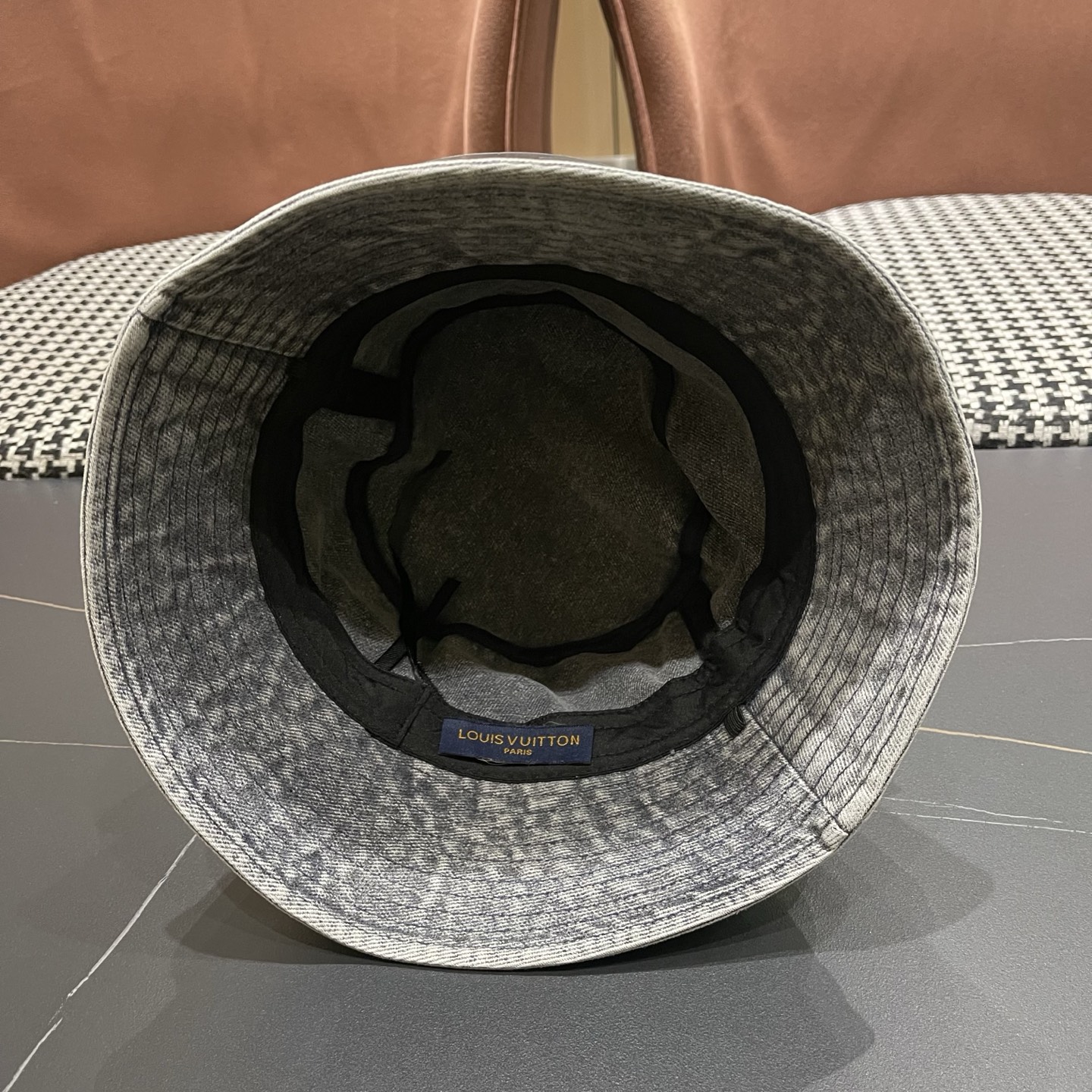 LV路易威登 新款散须软牛仔渔夫帽夏天来了，炎热的天气下，一顶好看的帽子成为了必不可少的时尚单品。这款牛