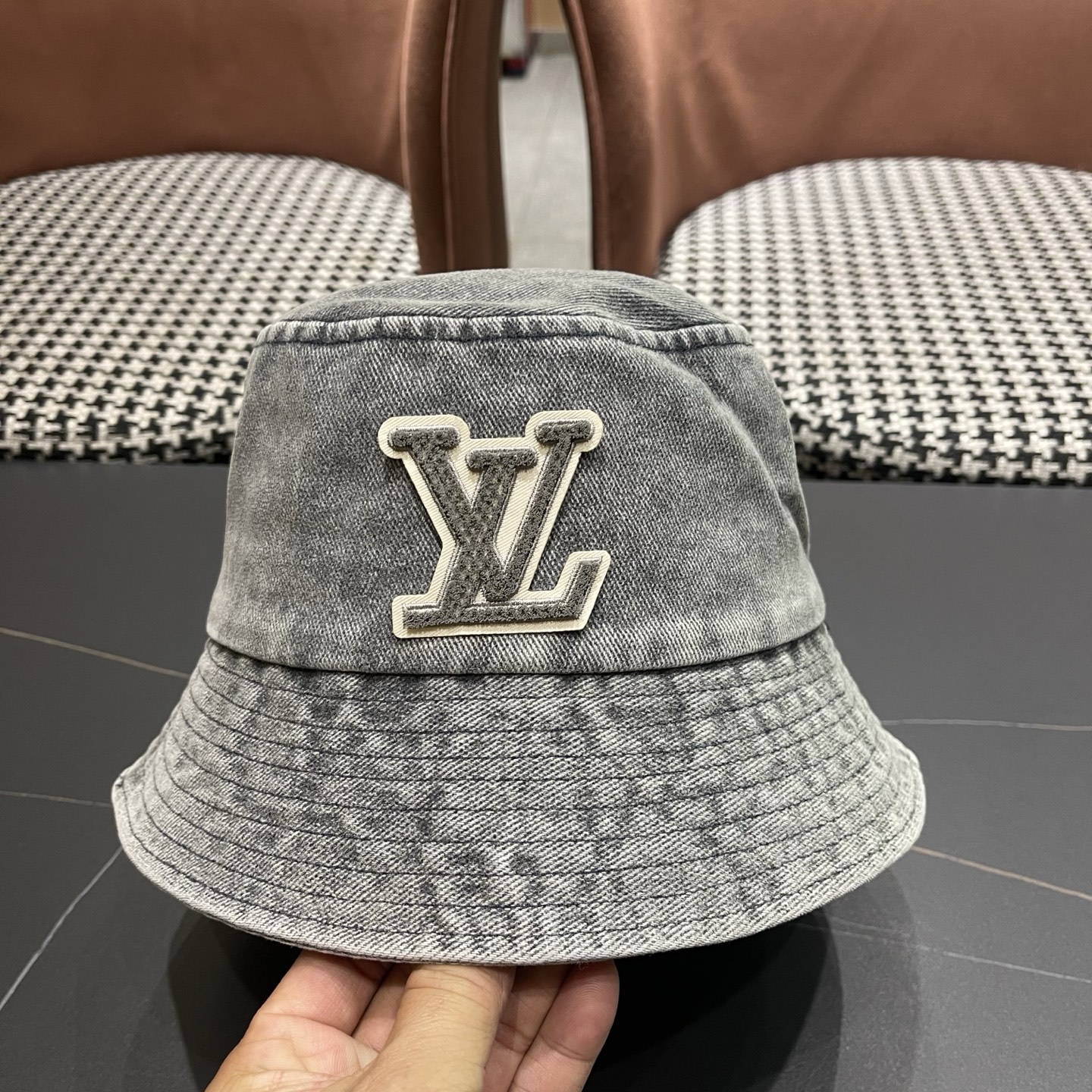 LV路易威登 新款散须软牛仔渔夫帽夏天来了，炎热的天气下，一顶好看的帽子成为了必不可少的时尚单品。这款牛