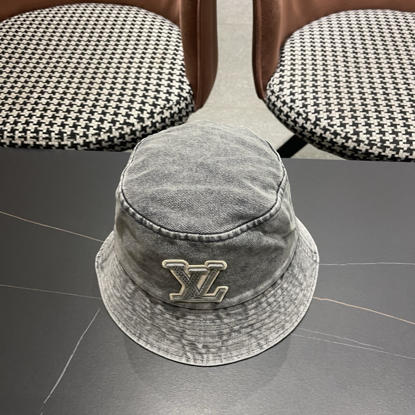 LV路易威登 新款散须软牛仔渔夫帽夏天来了，炎热的天气下，一顶好看的帽子成为了必不可少的时尚单品。这款牛