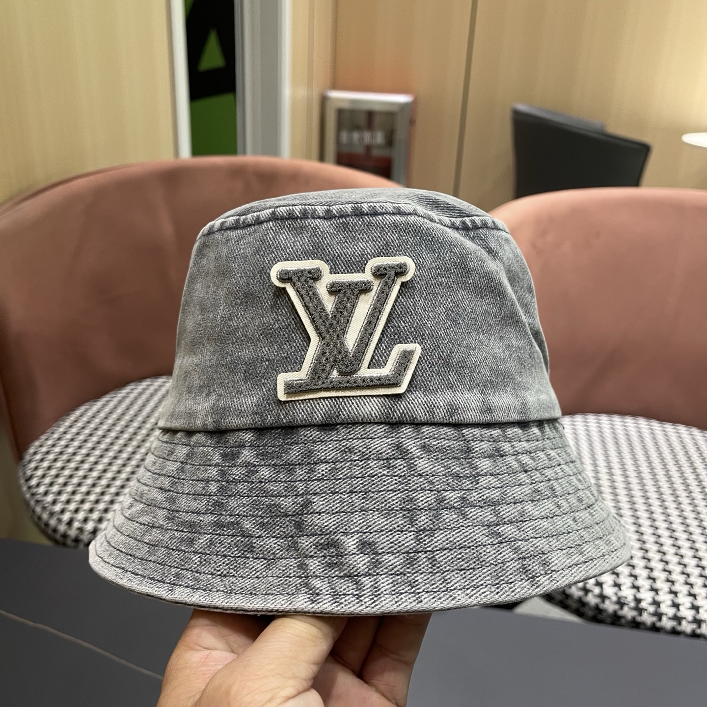 LV路易威登 新款散须软牛仔渔夫帽夏天来了，炎热的天气下，一顶好看的帽子成为了必不可少的时尚单品。这款牛