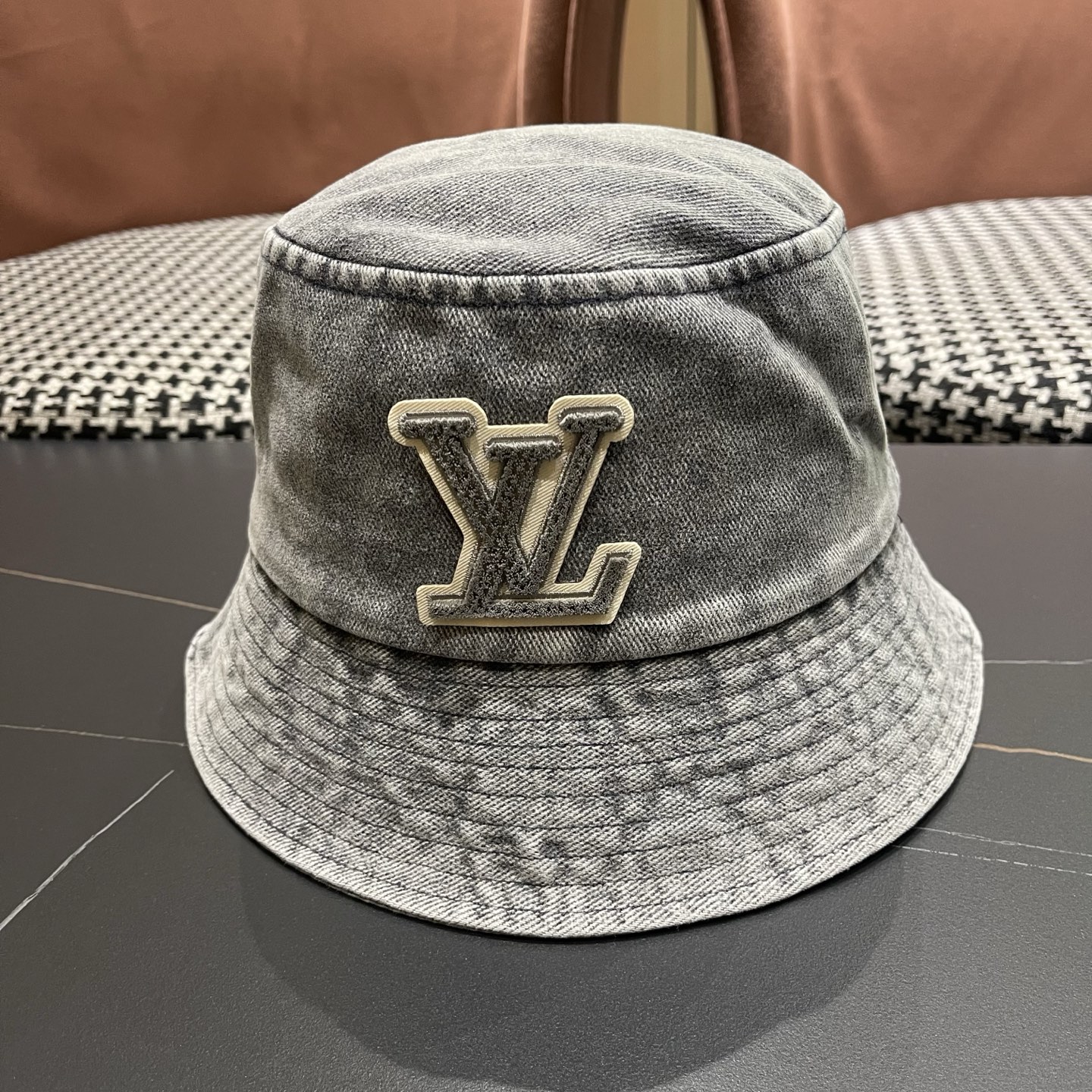 LV路易威登 新款散须软牛仔渔夫帽夏天来了，炎热的天气下，一顶好看的帽子成为了必不可少的时尚单品。这款牛