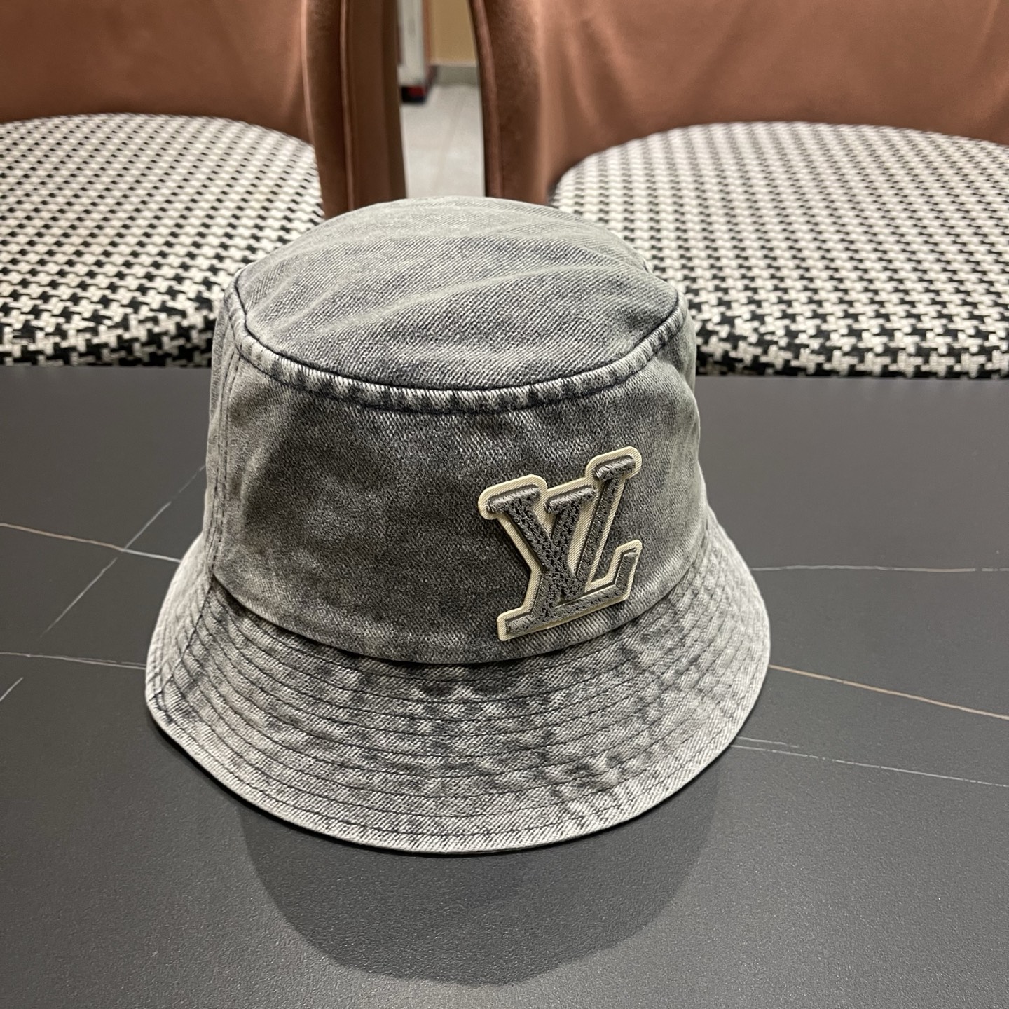 LV路易威登 新款散须软牛仔渔夫帽夏天来了，炎热的天气下，一顶好看的帽子成为了必不可少的时尚单品。这款牛