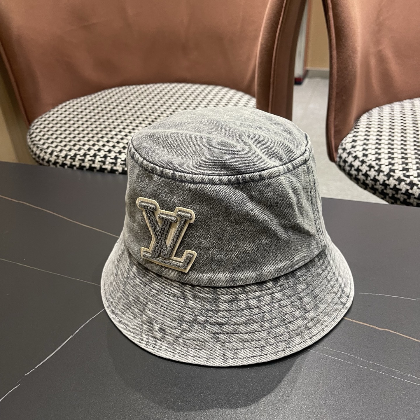 LV路易威登 新款散须软牛仔渔夫帽夏天来了，炎热的天气下，一顶好看的帽子成为了必不可少的时尚单品。这款牛