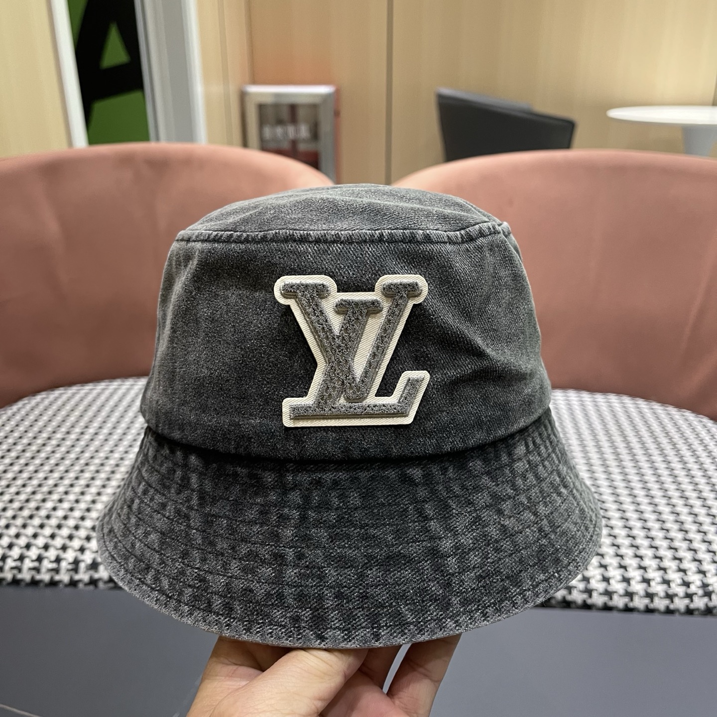 LV路易威登 新款散须软牛仔渔夫帽夏天来了，炎热的天气下，一顶好看的帽子成为了必不可少的时尚单品。这款牛