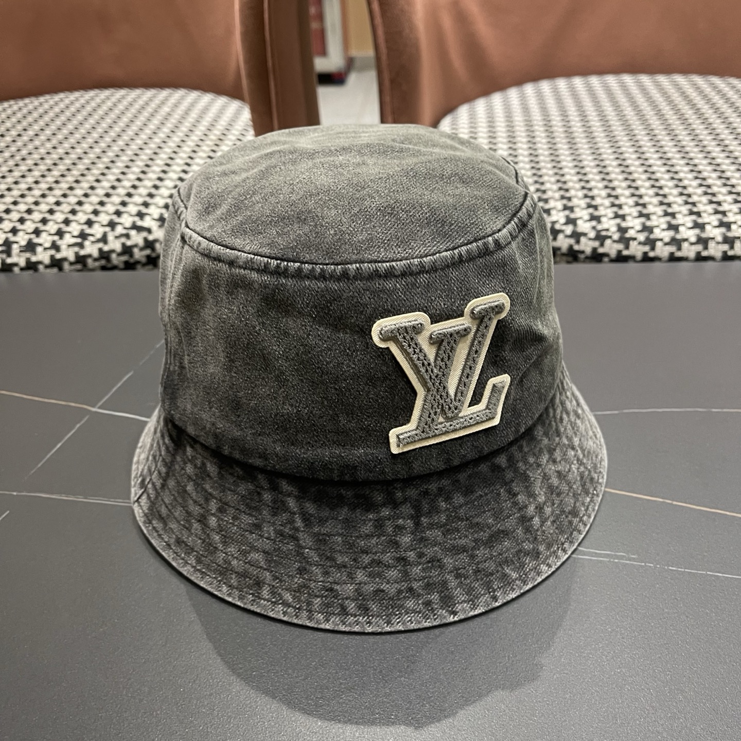 LV路易威登 新款散须软牛仔渔夫帽夏天来了，炎热的天气下，一顶好看的帽子成为了必不可少的时尚单品。这款牛