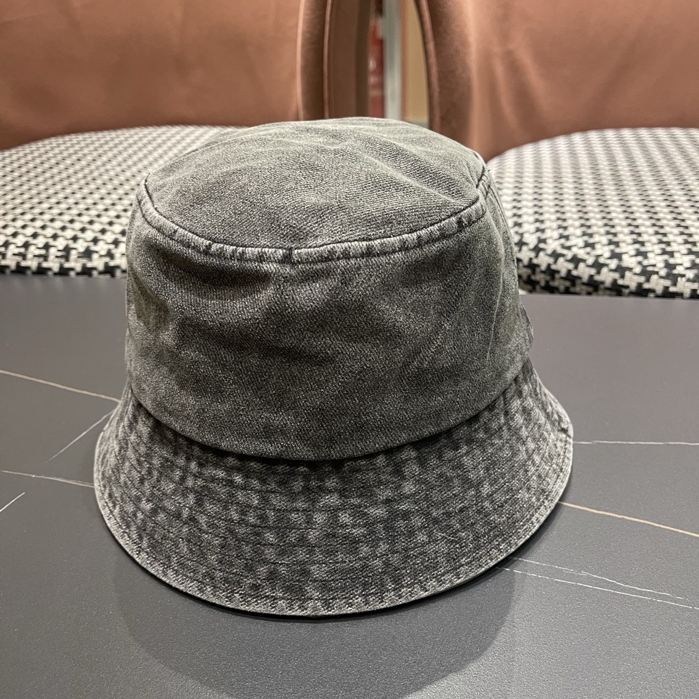 LV路易威登 新款散须软牛仔渔夫帽夏天来了，炎热的天气下，一顶好看的帽子成为了必不可少的时尚单品。这款牛