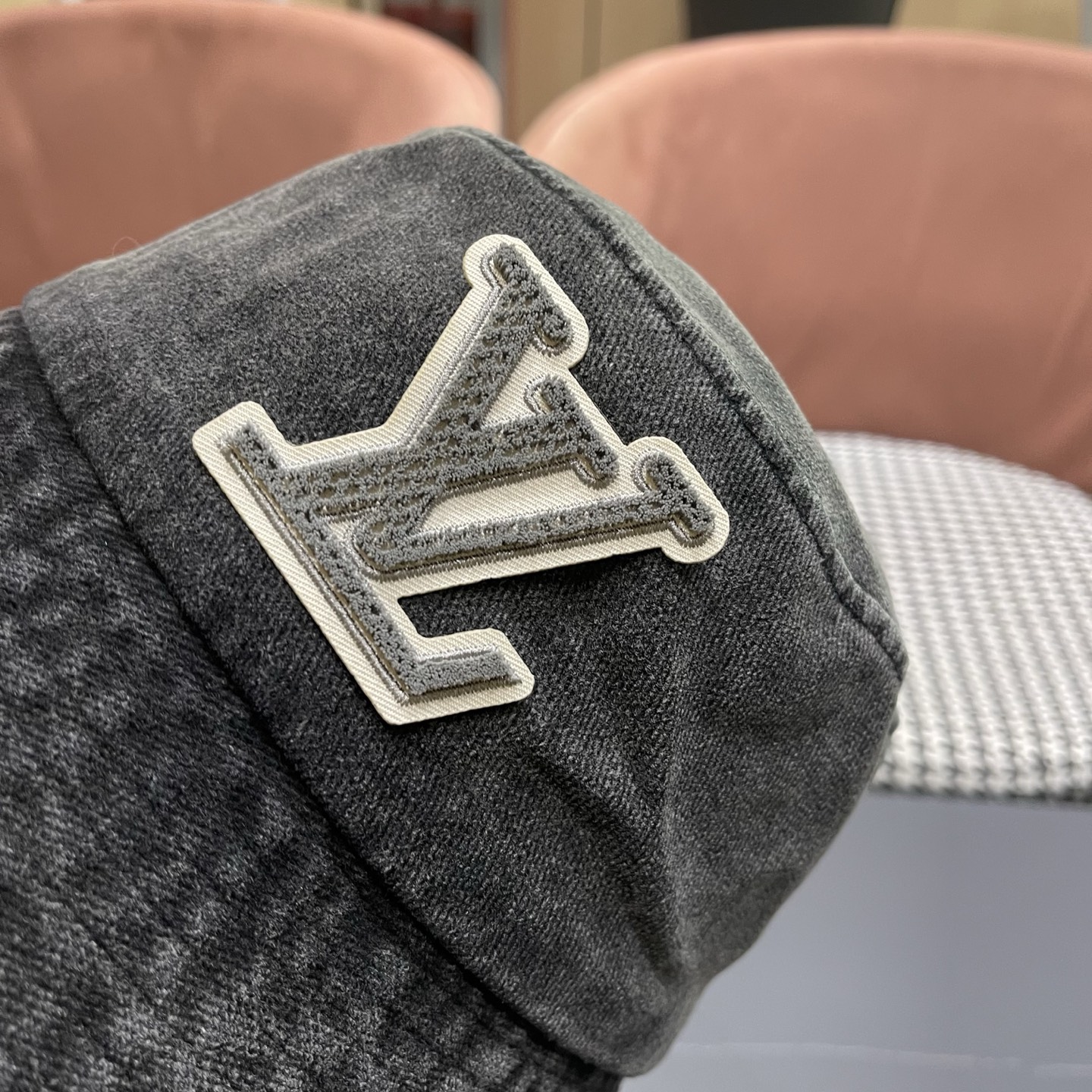 LV路易威登 新款散须软牛仔渔夫帽夏天来了，炎热的天气下，一顶好看的帽子成为了必不可少的时尚单品。这款牛