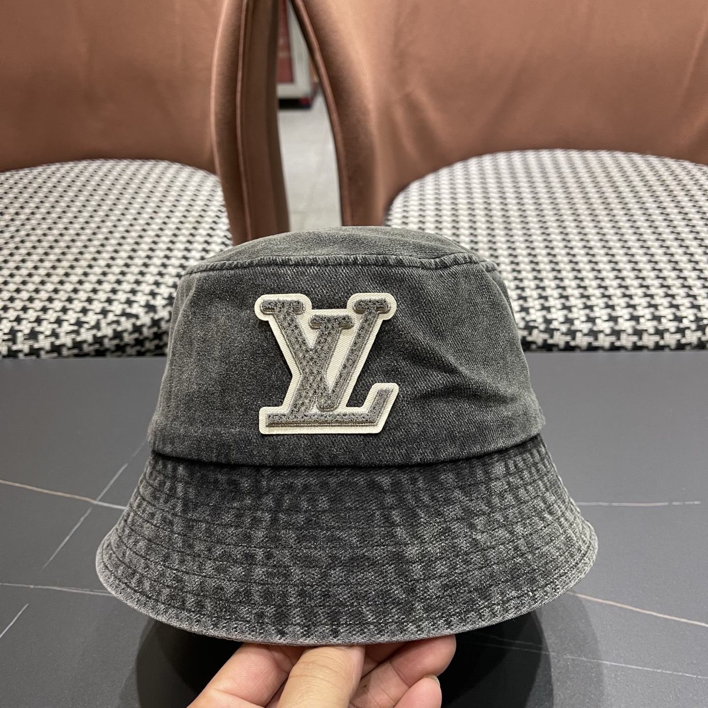 LV路易威登 新款散须软牛仔渔夫帽夏天来了，炎热的天气下，一顶好看的帽子成为了必不可少的时尚单品。这款牛