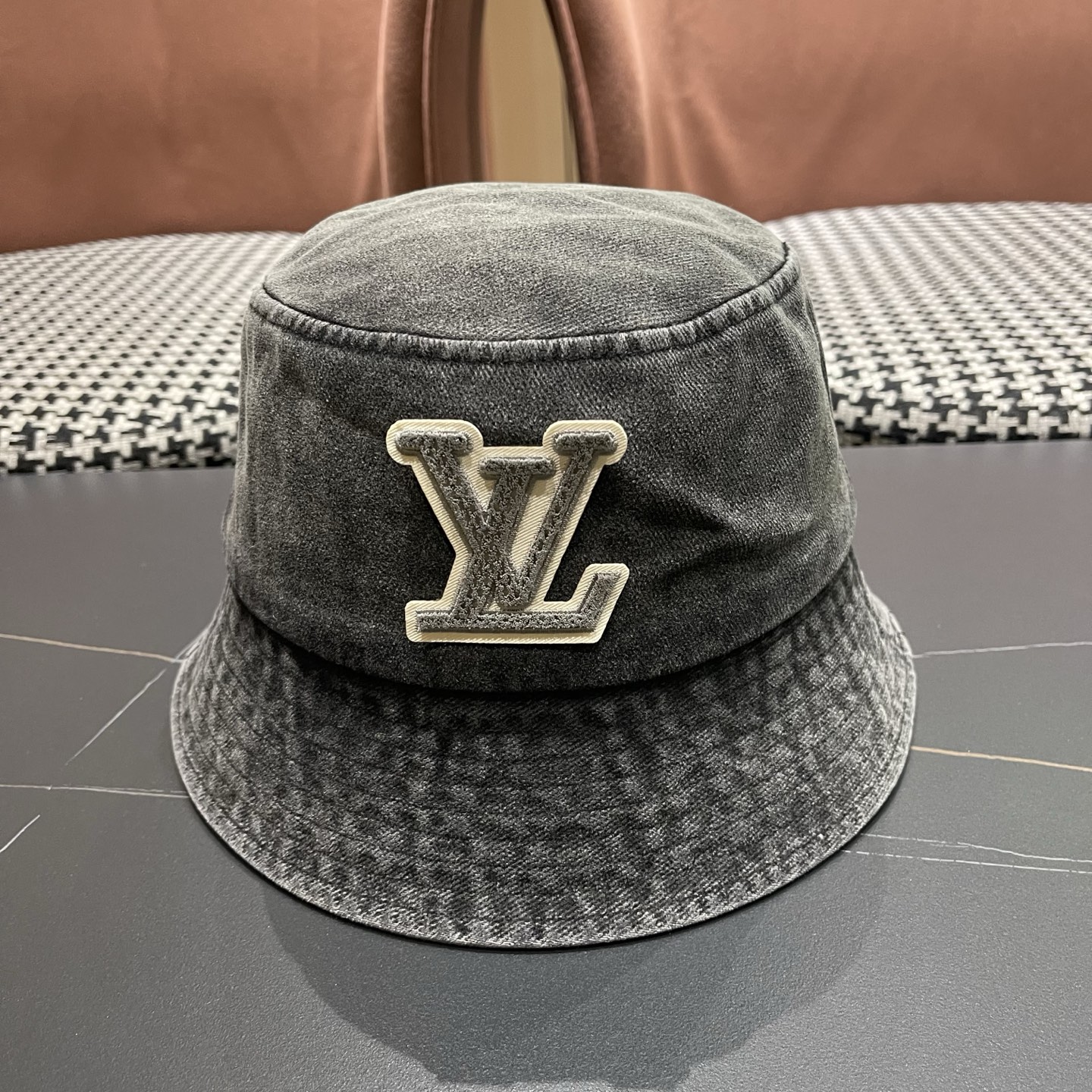 LV路易威登 新款散须软牛仔渔夫帽夏天来了，炎热的天气下，一顶好看的帽子成为了必不可少的时尚单品。这款牛