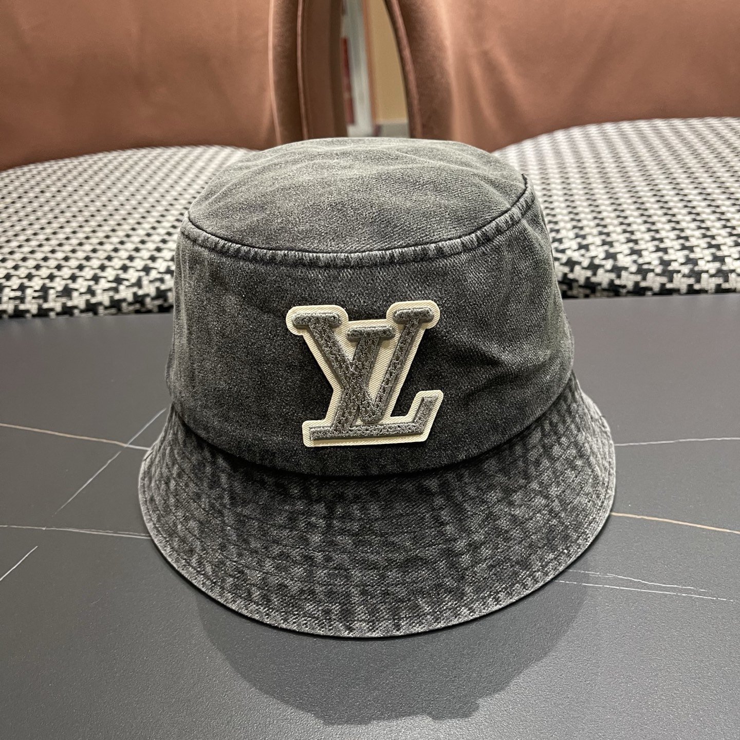 LV路易威登 新款散须软牛仔渔夫帽夏天来了，炎热的天气下，一顶好看的帽子成为了必不可少的时尚单品。这款牛