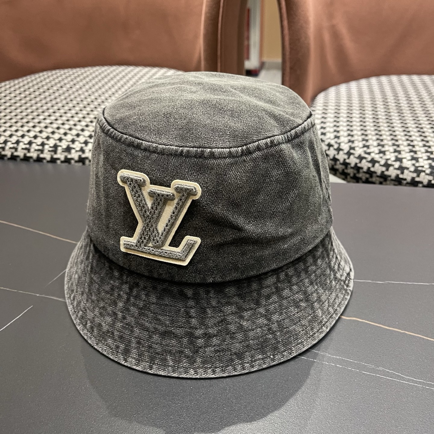 LV路易威登 新款散须软牛仔渔夫帽夏天来了，炎热的天气下，一顶好看的帽子成为了必不可少的时尚单品。这款牛